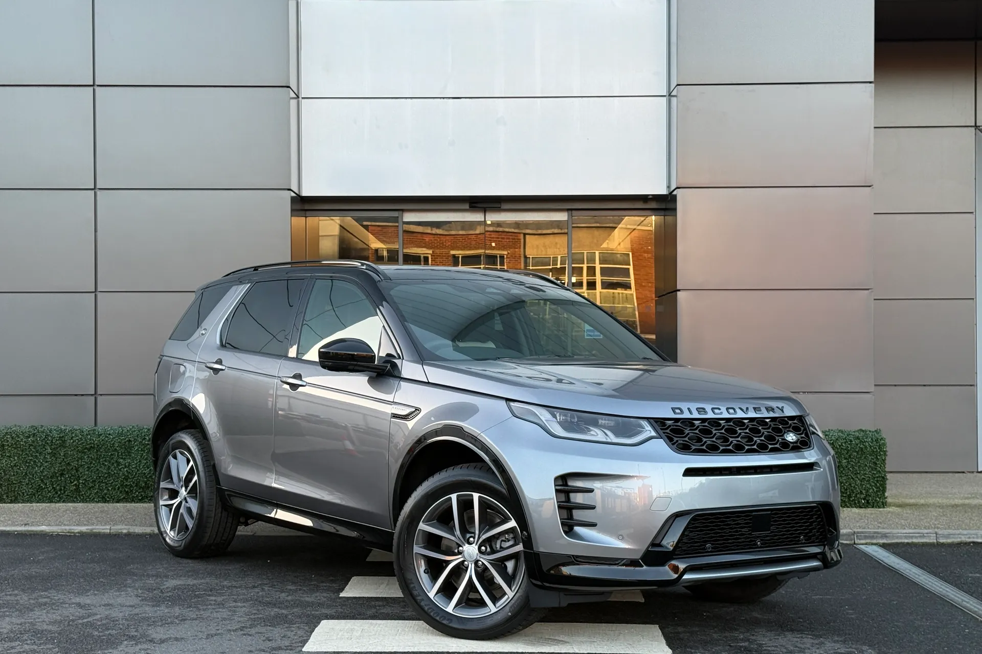 LAND ROVER DISCOVERY SPORT focused image