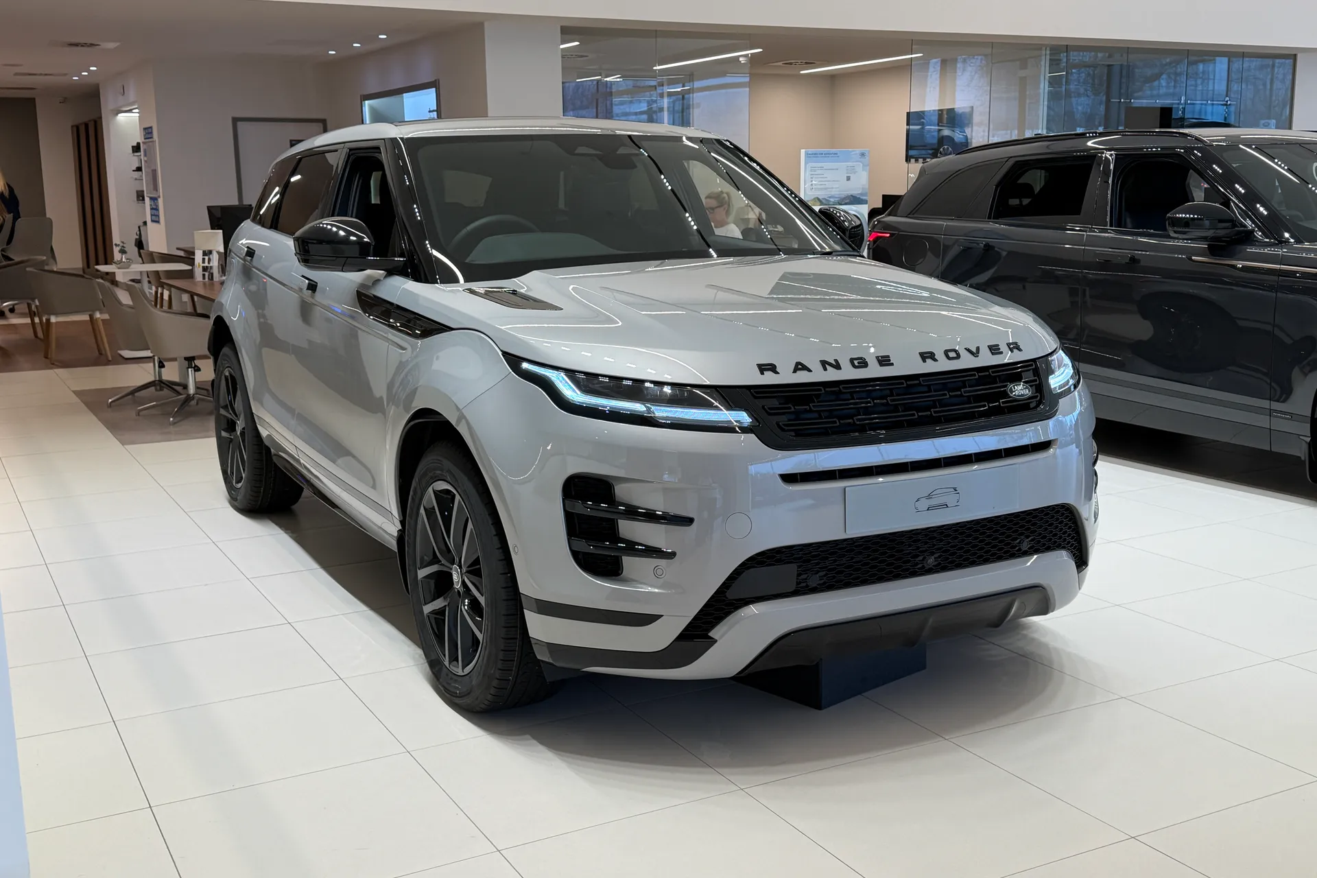 LAND ROVER RANGE ROVER EVOQUE focused image