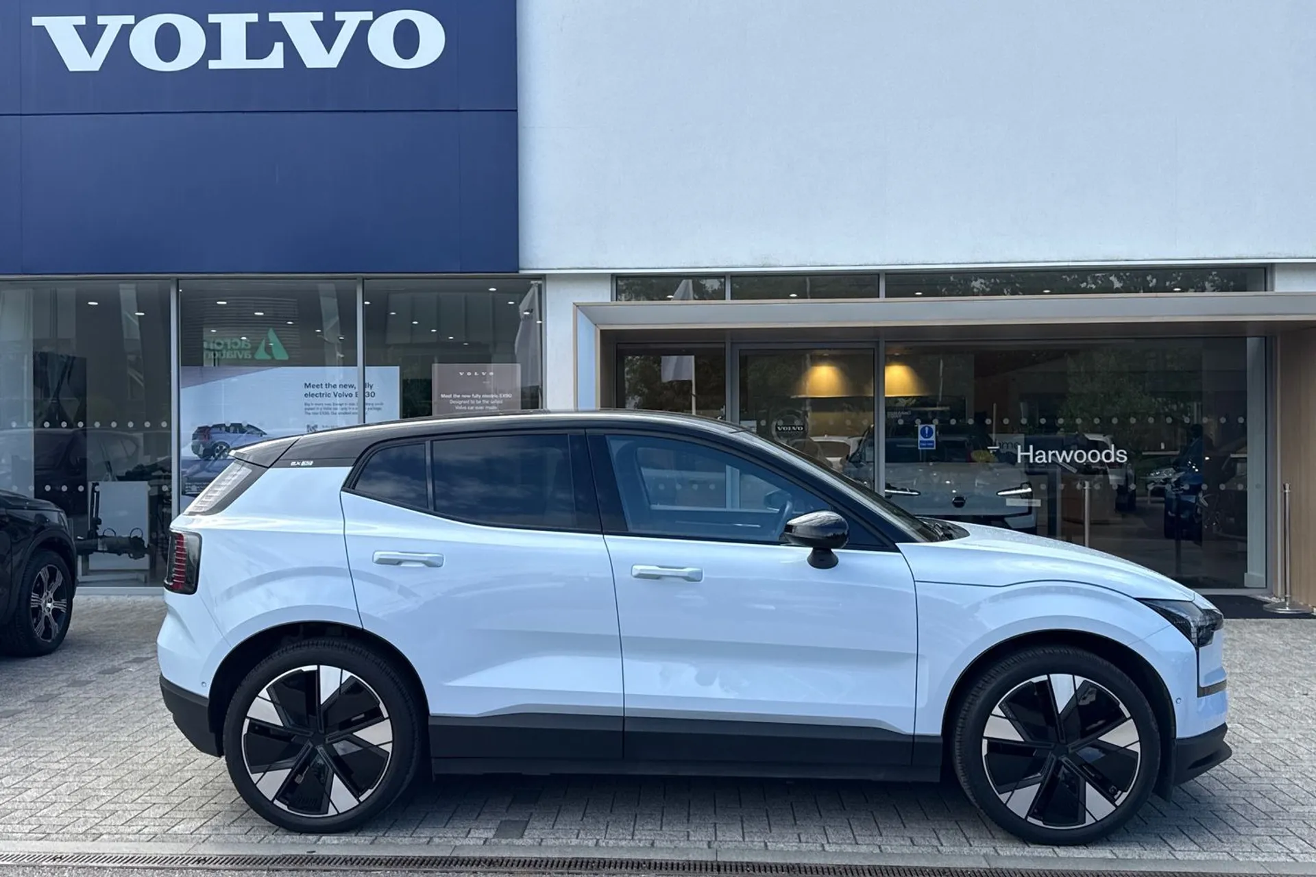 Volvo EX30 thumbnail image number 2