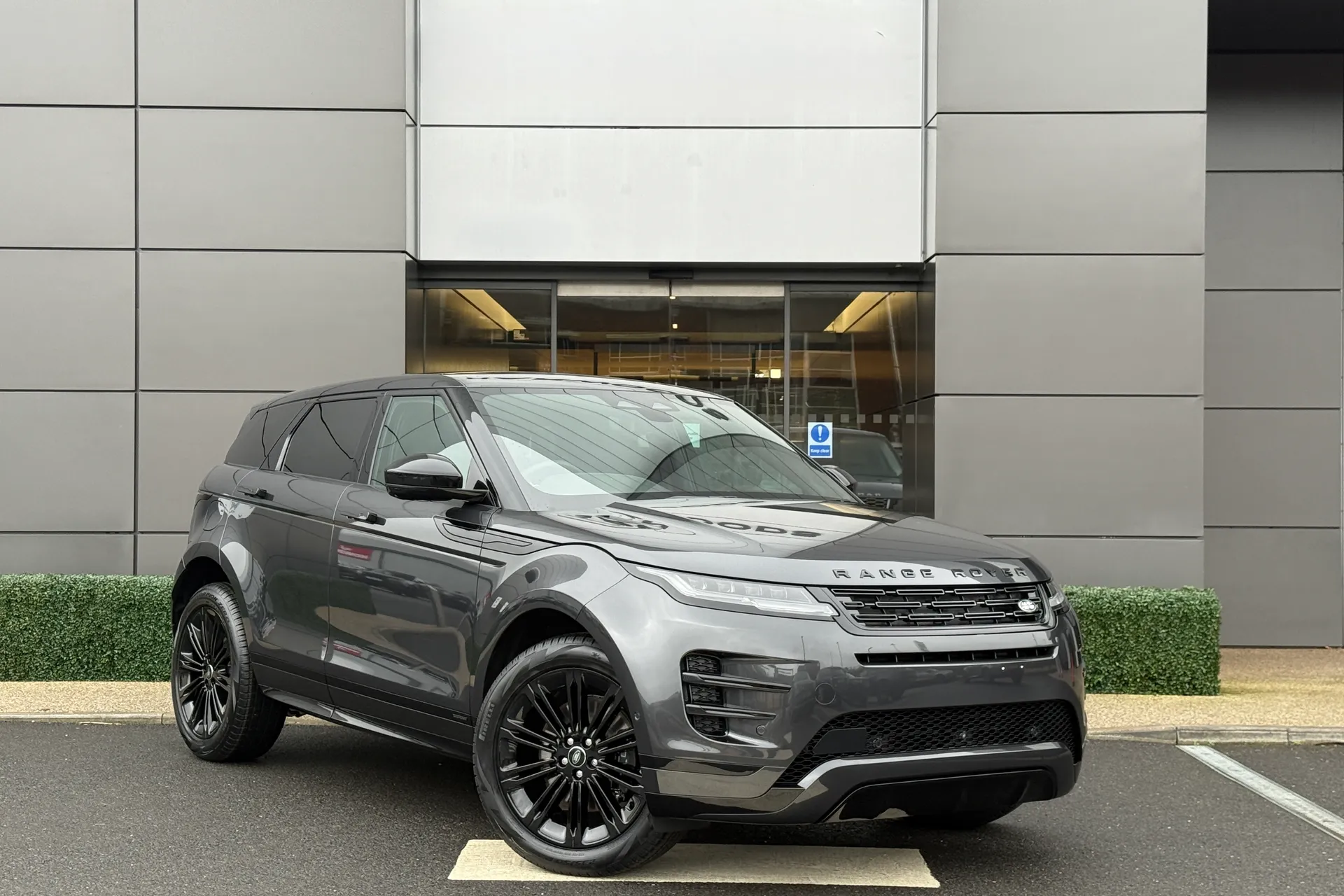LAND ROVER RANGE ROVER EVOQUE focused image