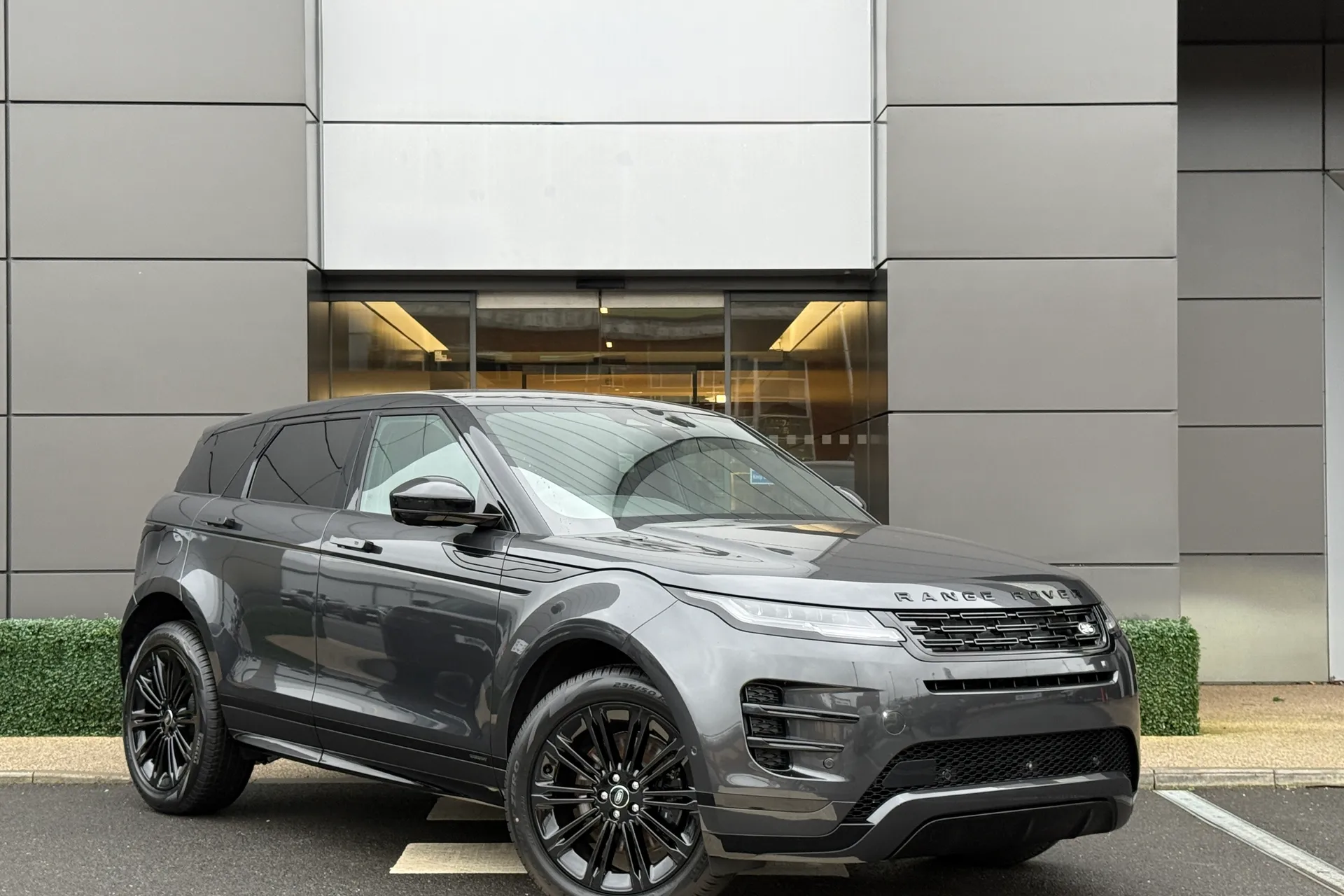 LAND ROVER RANGE ROVER EVOQUE focused image