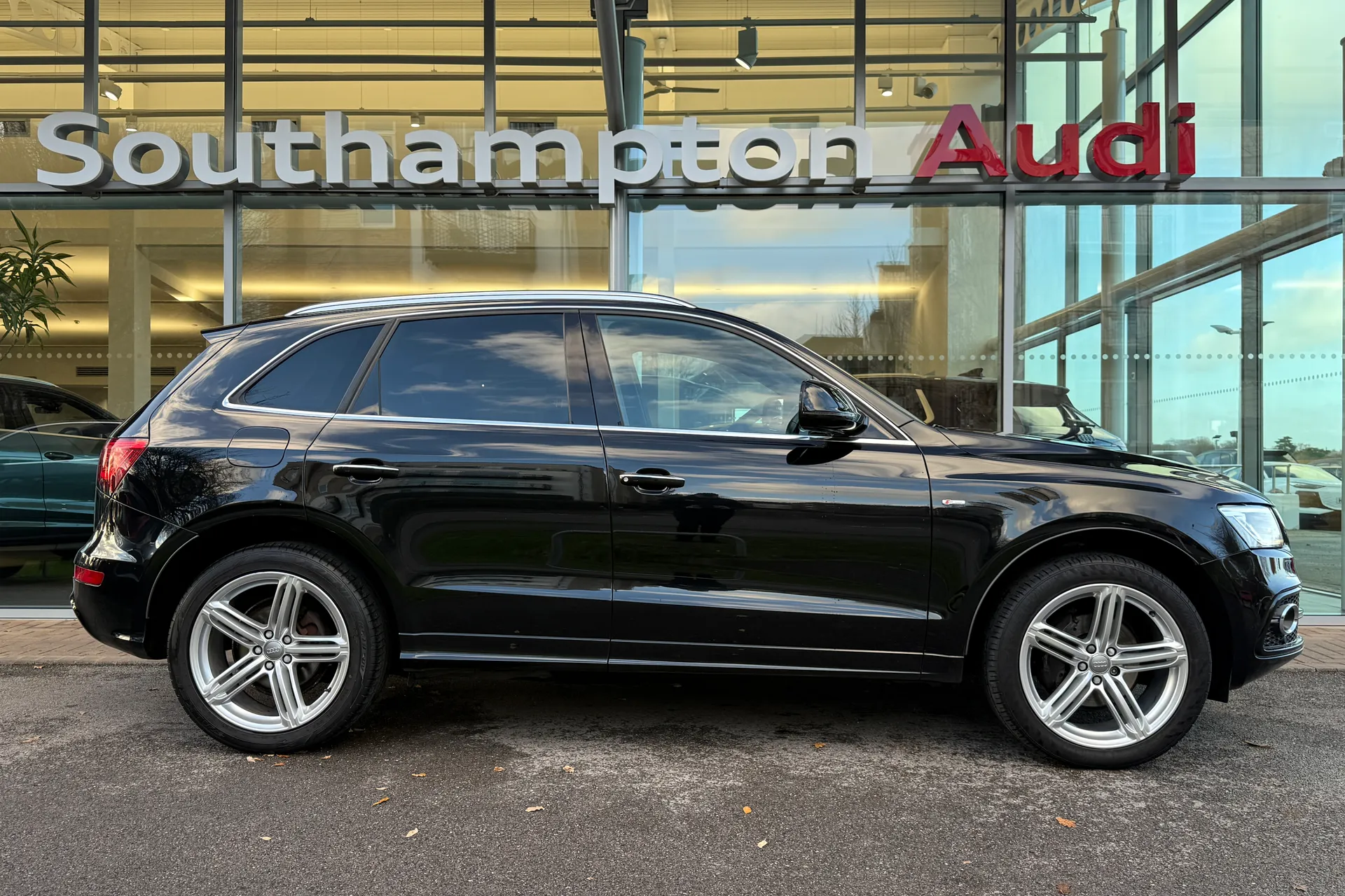 Audi Q5 thumbnail image number 2