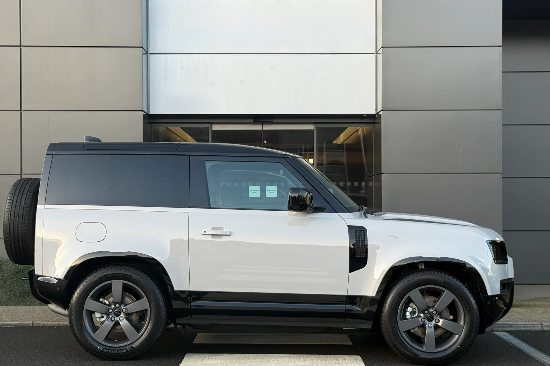 LAND ROVER Defender 90 thumbnail image number 2