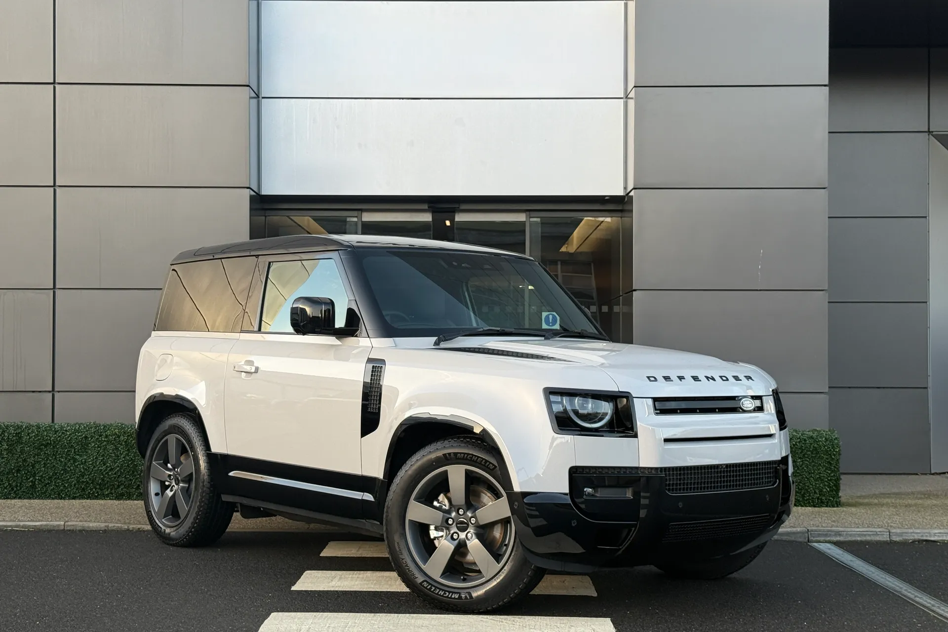 LAND ROVER Defender 90 focused image