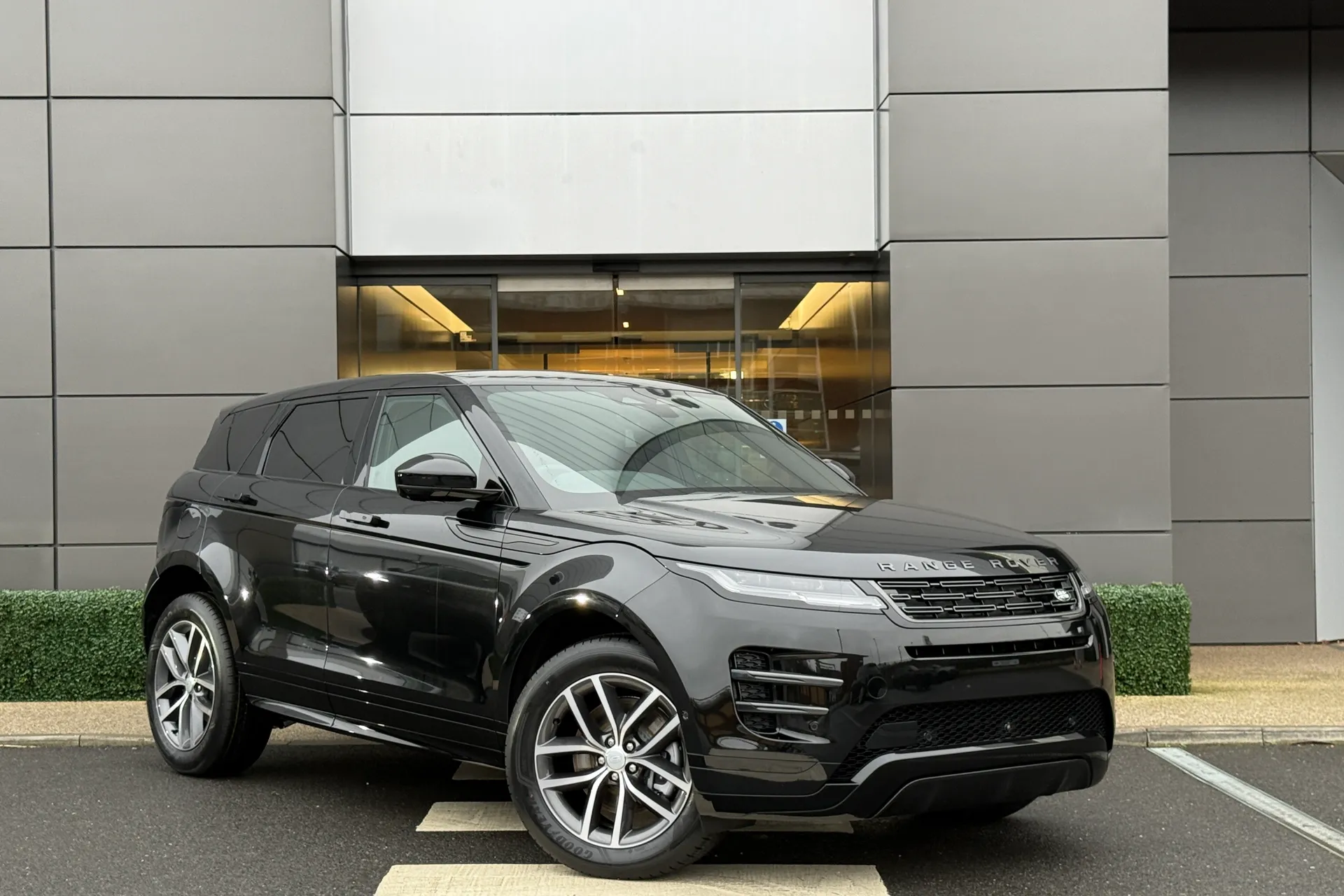 LAND ROVER RANGE ROVER EVOQUE focused image