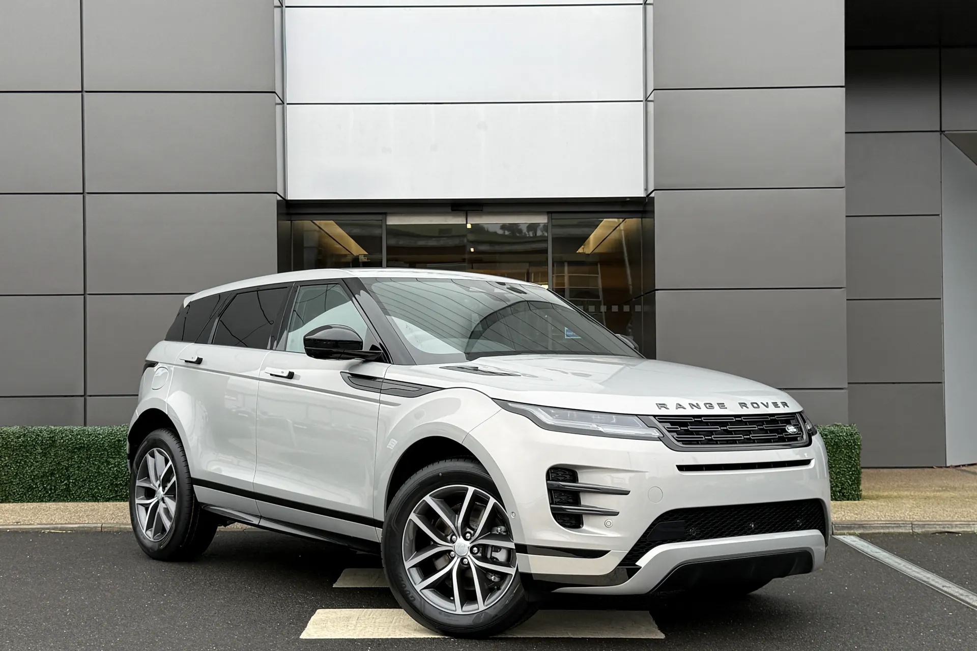 LAND ROVER RANGE ROVER EVOQUE focused image