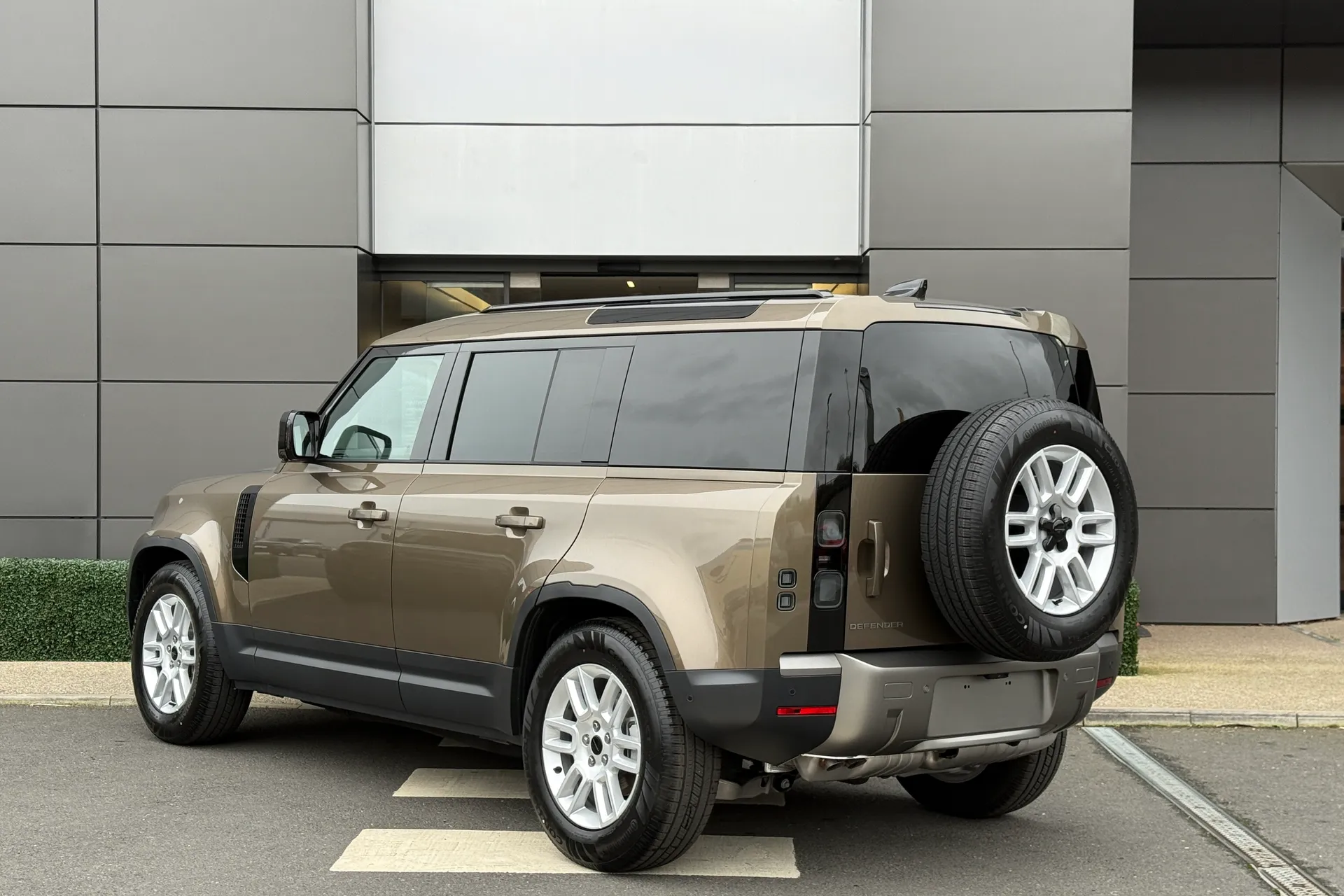 LAND ROVER Defender 110 thumbnail image number 13