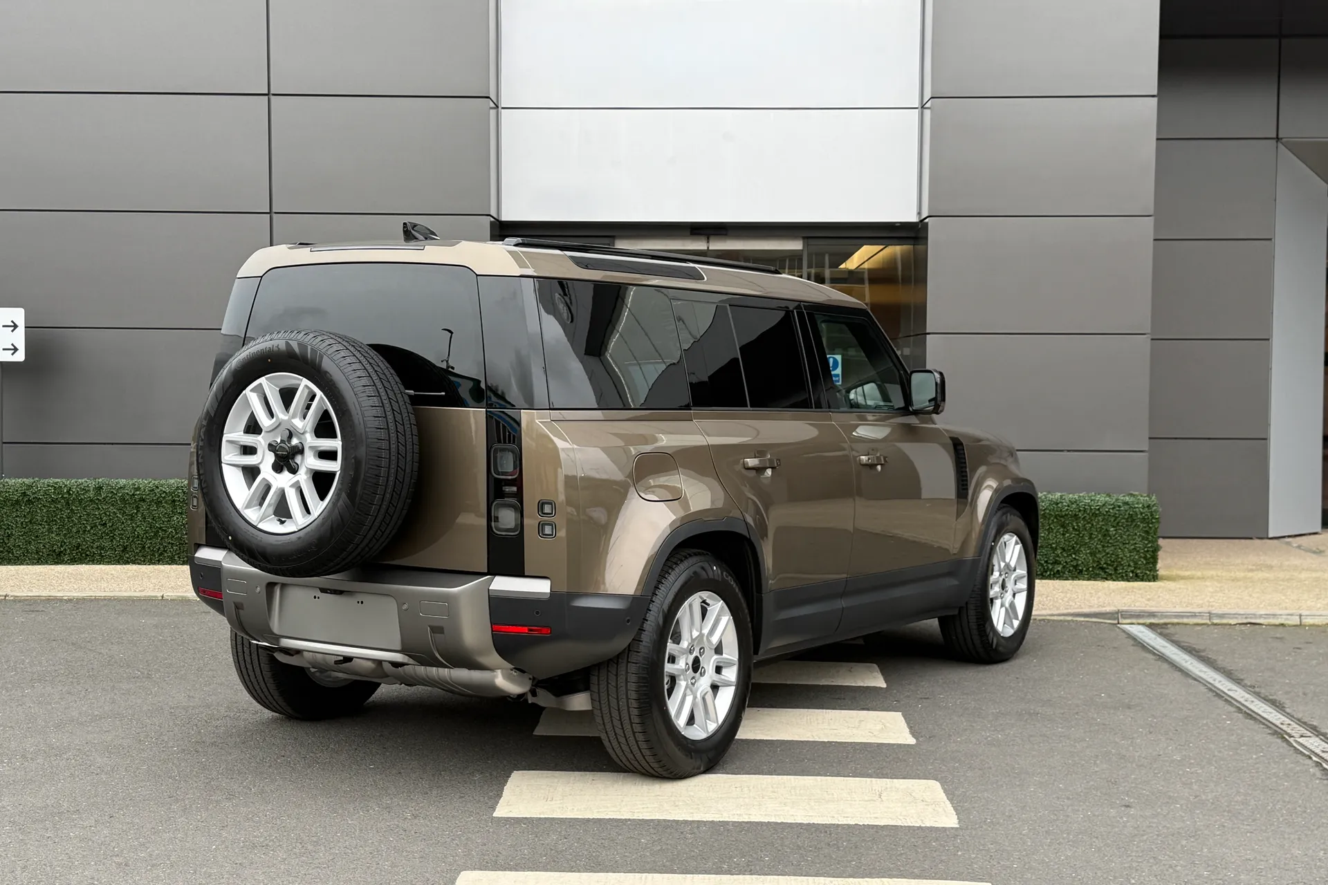 LAND ROVER Defender 110 thumbnail image number 10