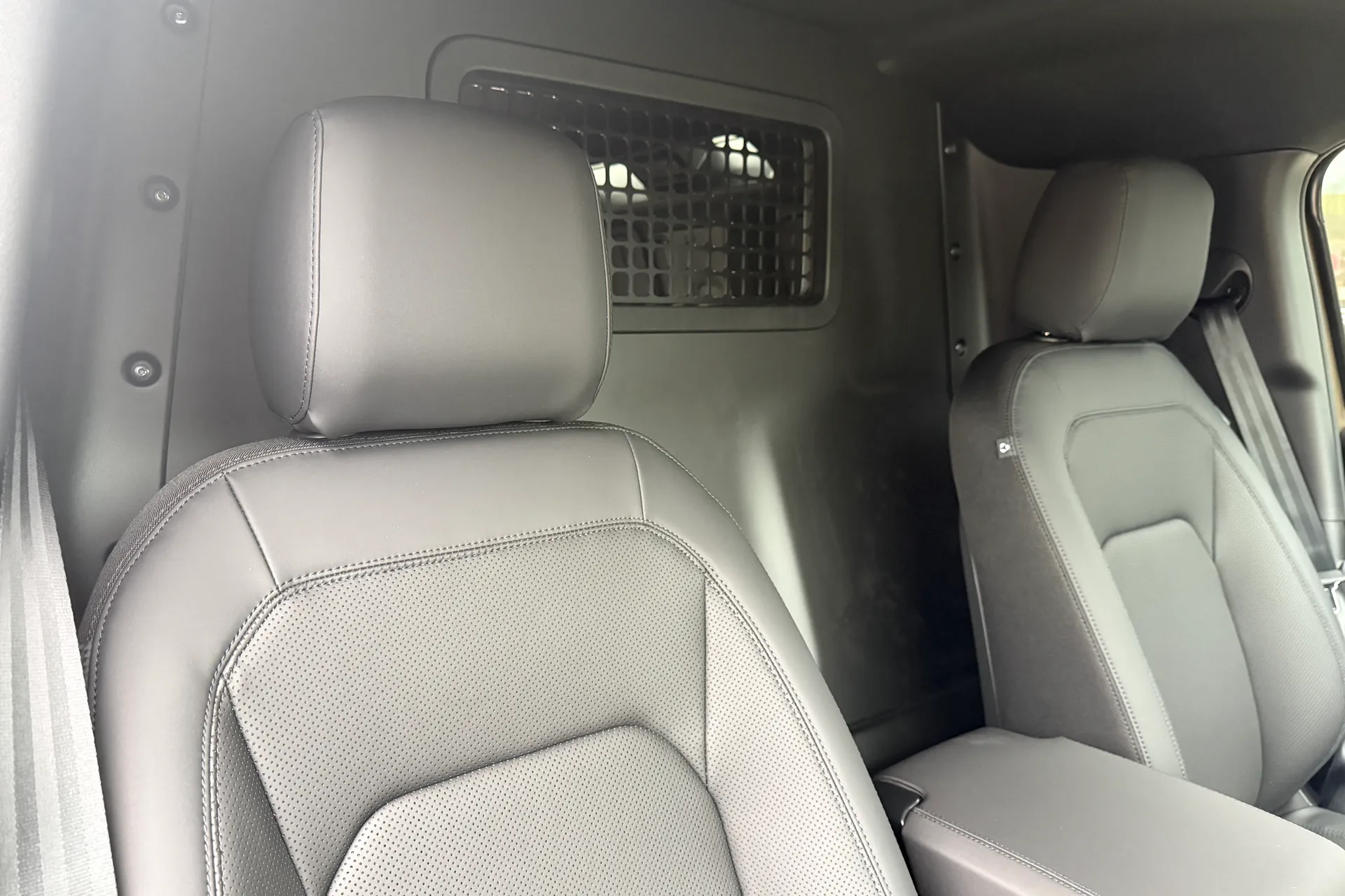 LAND ROVER Defender 110 thumbnail image number 8