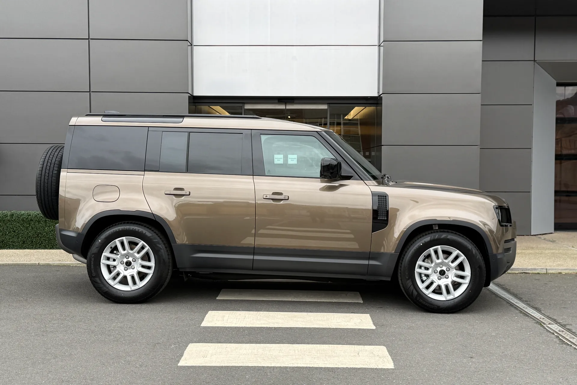 LAND ROVER Defender 110 thumbnail image number 2