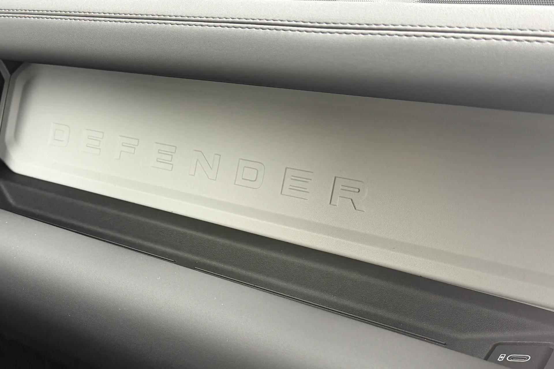 LAND ROVER Defender 110 thumbnail image number 36