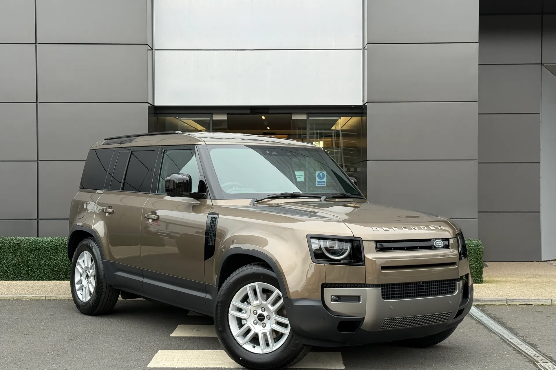 LAND ROVER Defender 110 focused image