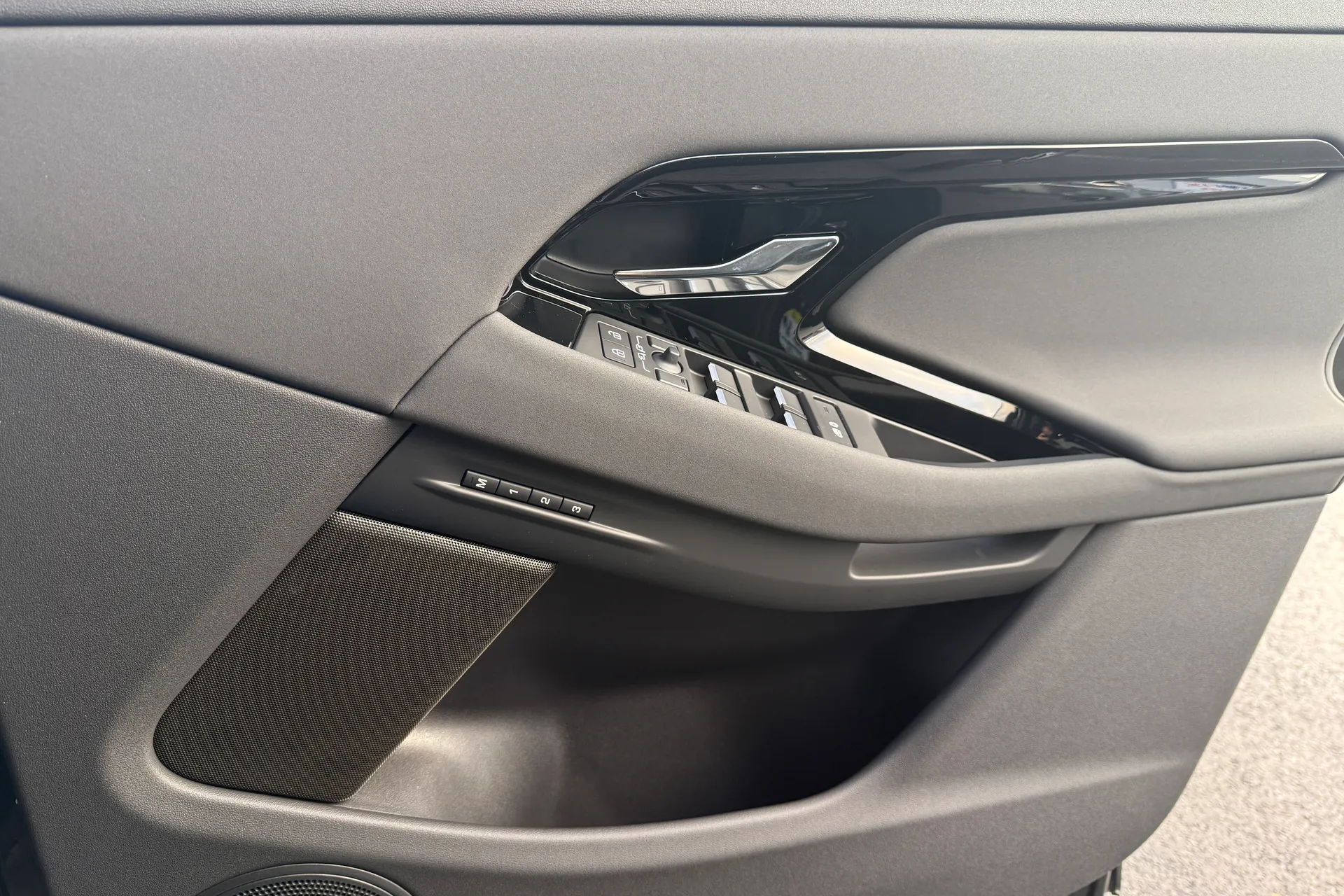 LAND ROVER RANGE ROVER EVOQUE thumbnail image number 44