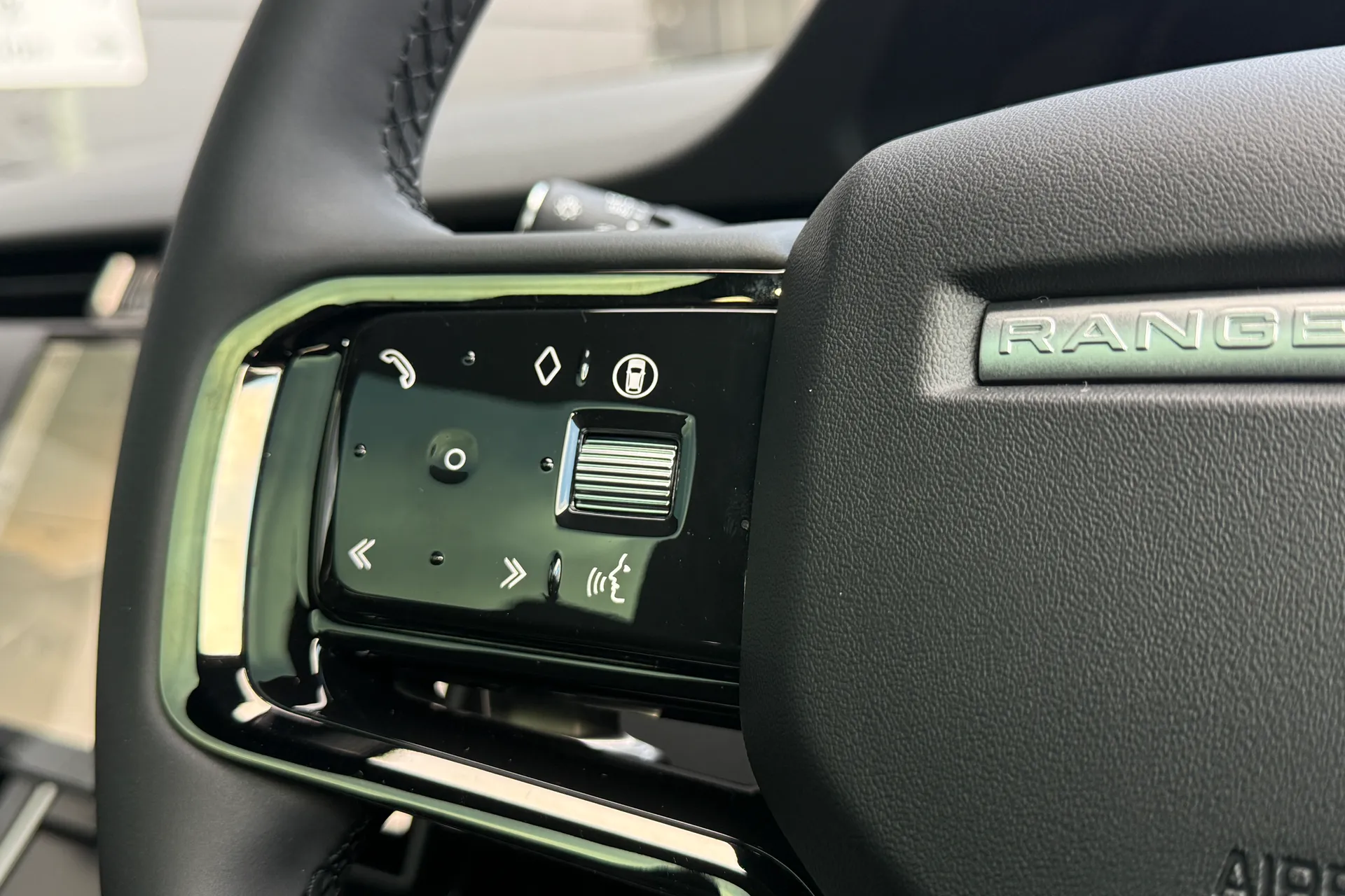 LAND ROVER RANGE ROVER EVOQUE thumbnail image number 32