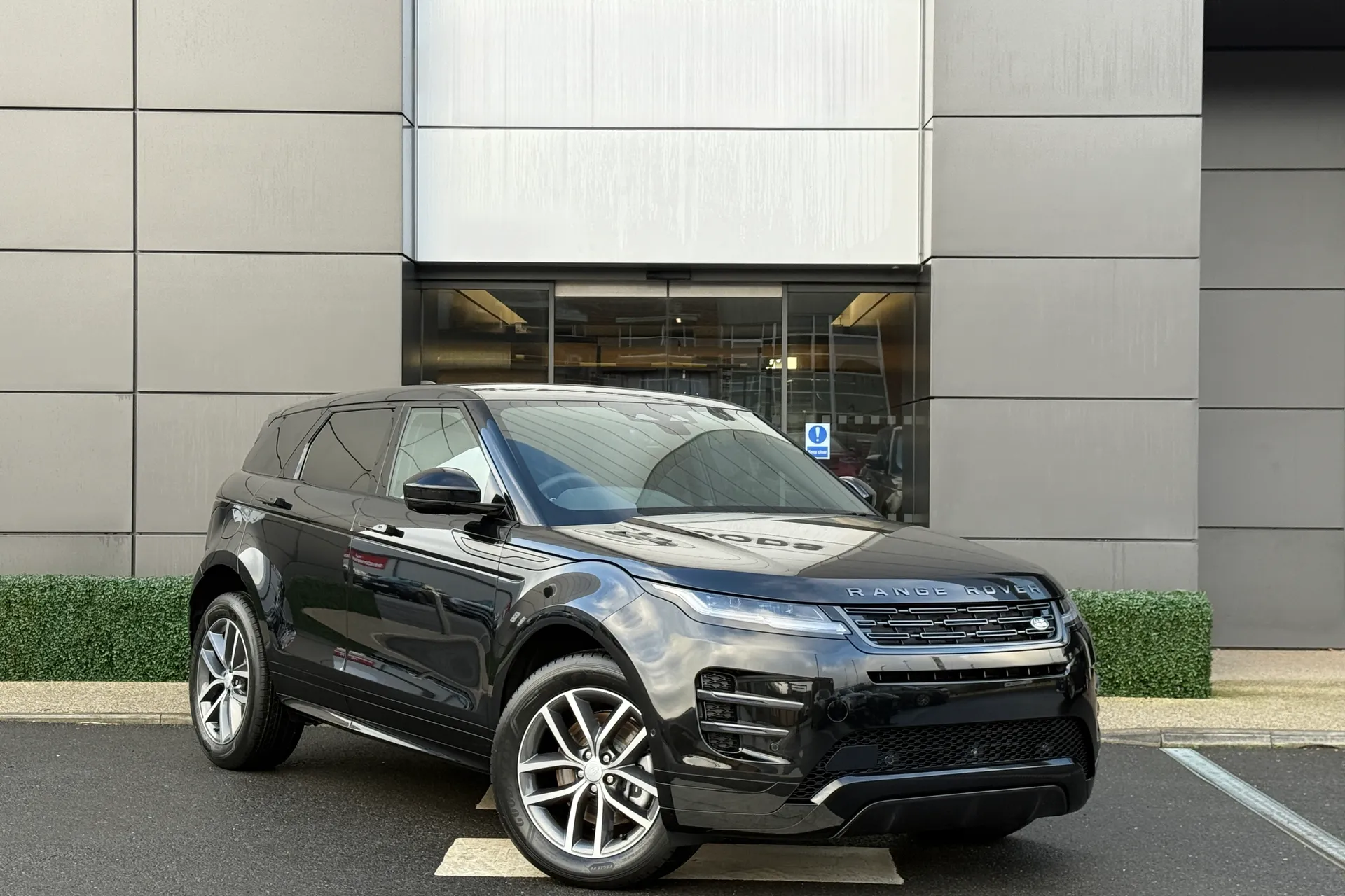 LAND ROVER RANGE ROVER EVOQUE focused image