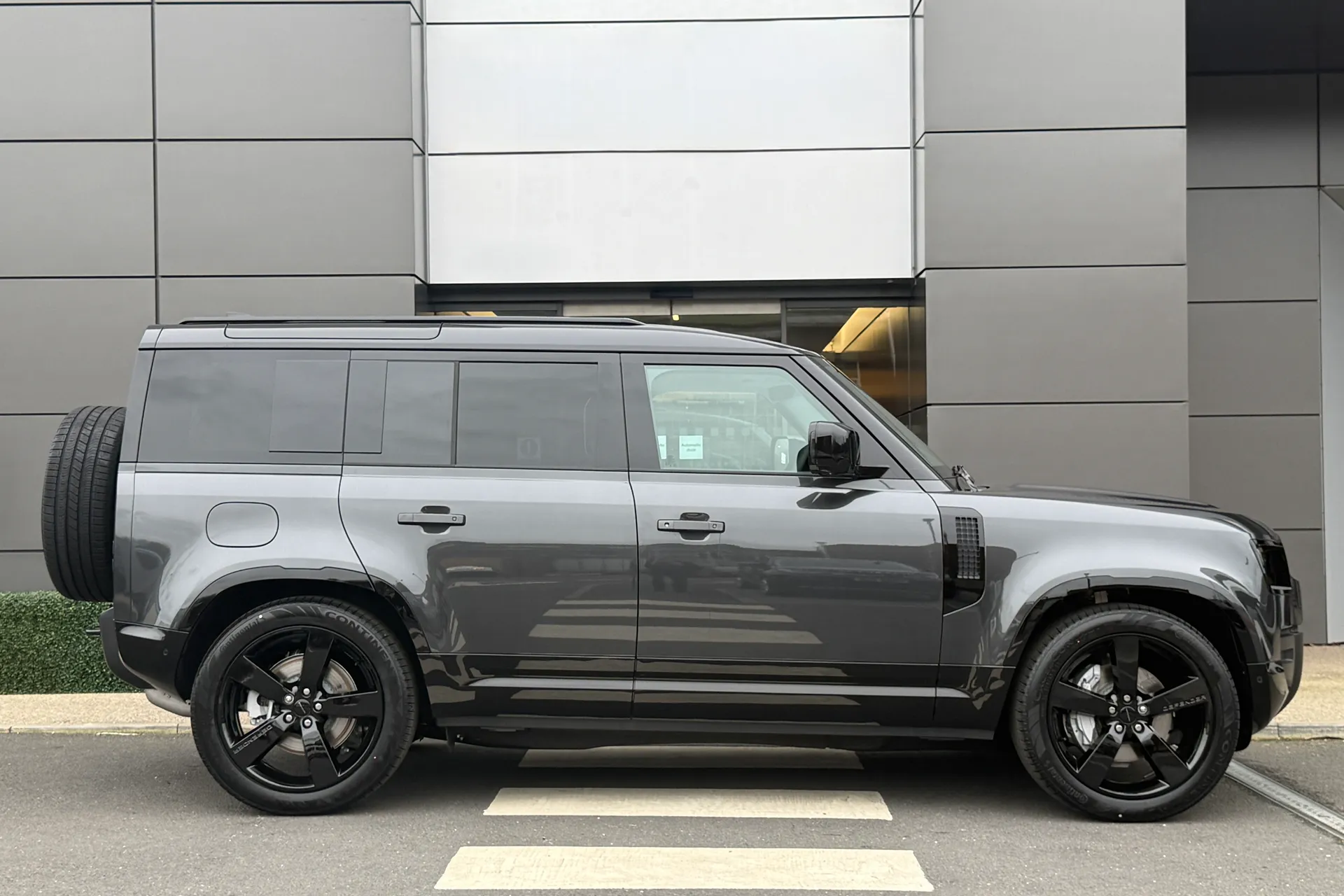 LAND ROVER Defender 110 thumbnail image number 2