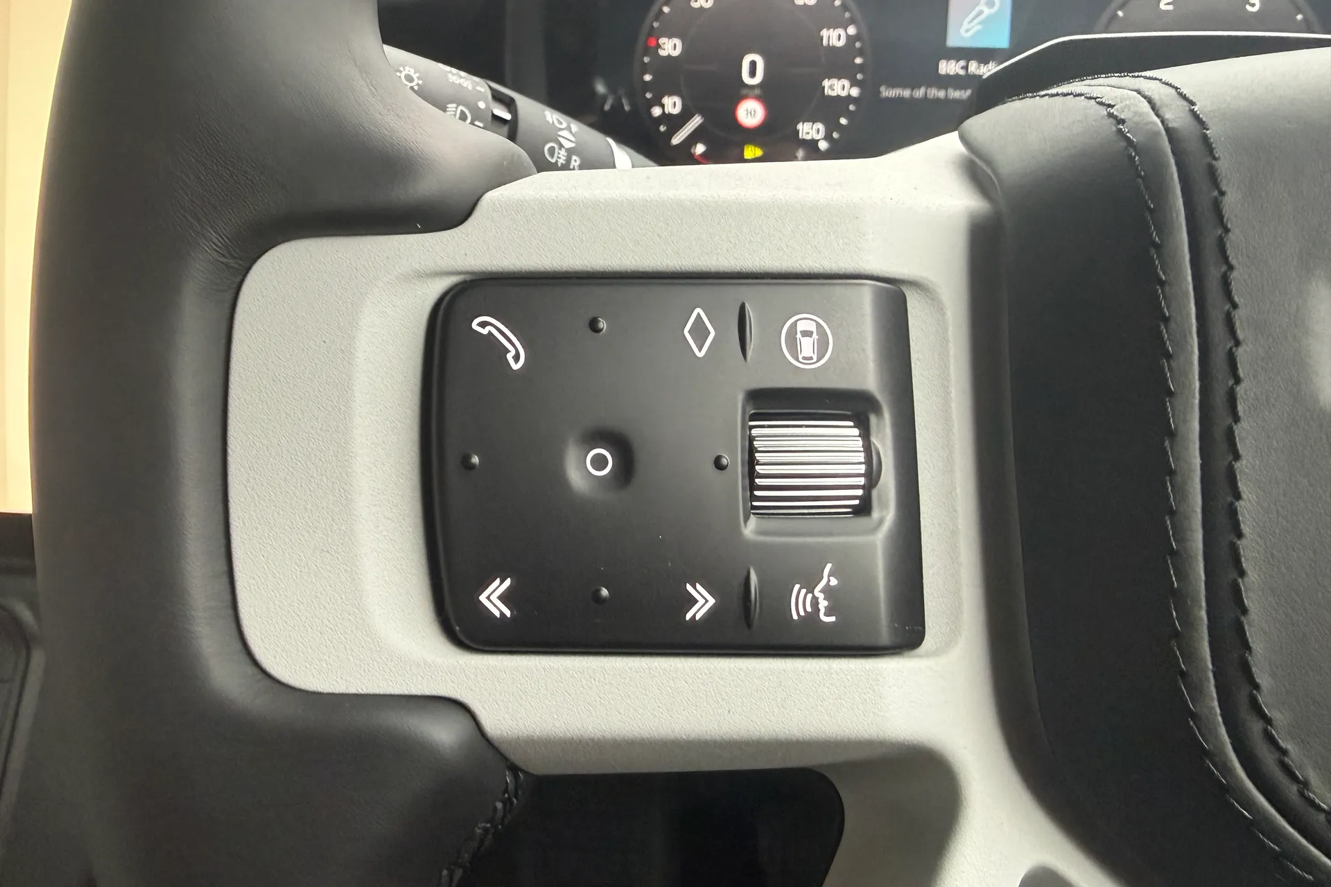 LAND ROVER Defender 110 thumbnail image number 32