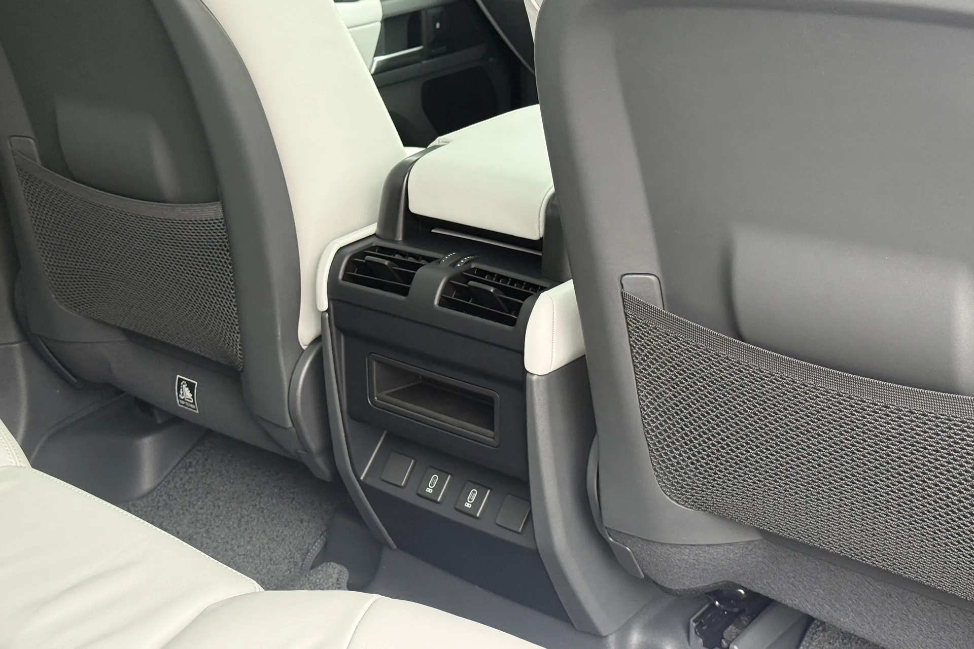 LAND ROVER Defender 110 thumbnail image number 44