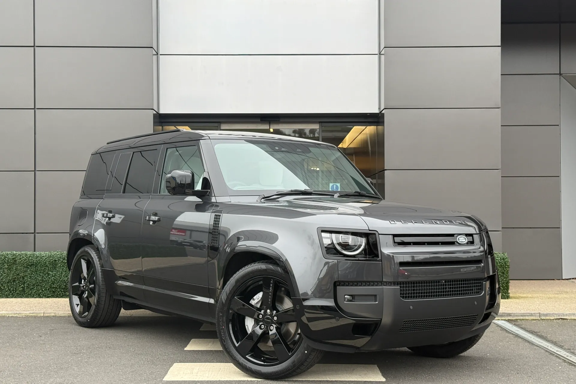 LAND ROVER Defender 110 focused image