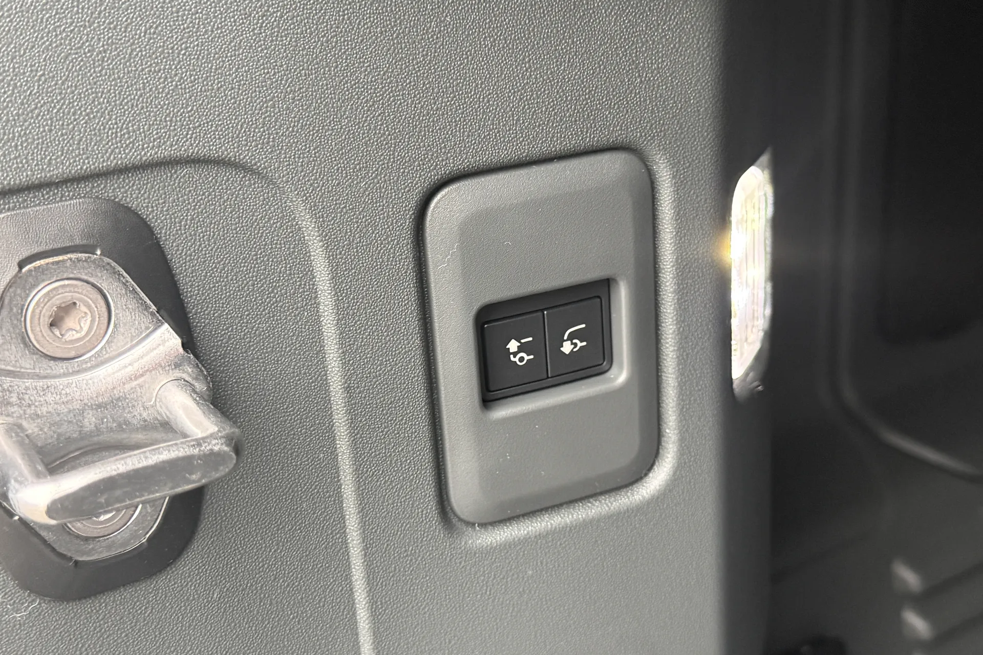 LAND ROVER Defender 110 thumbnail image number 40