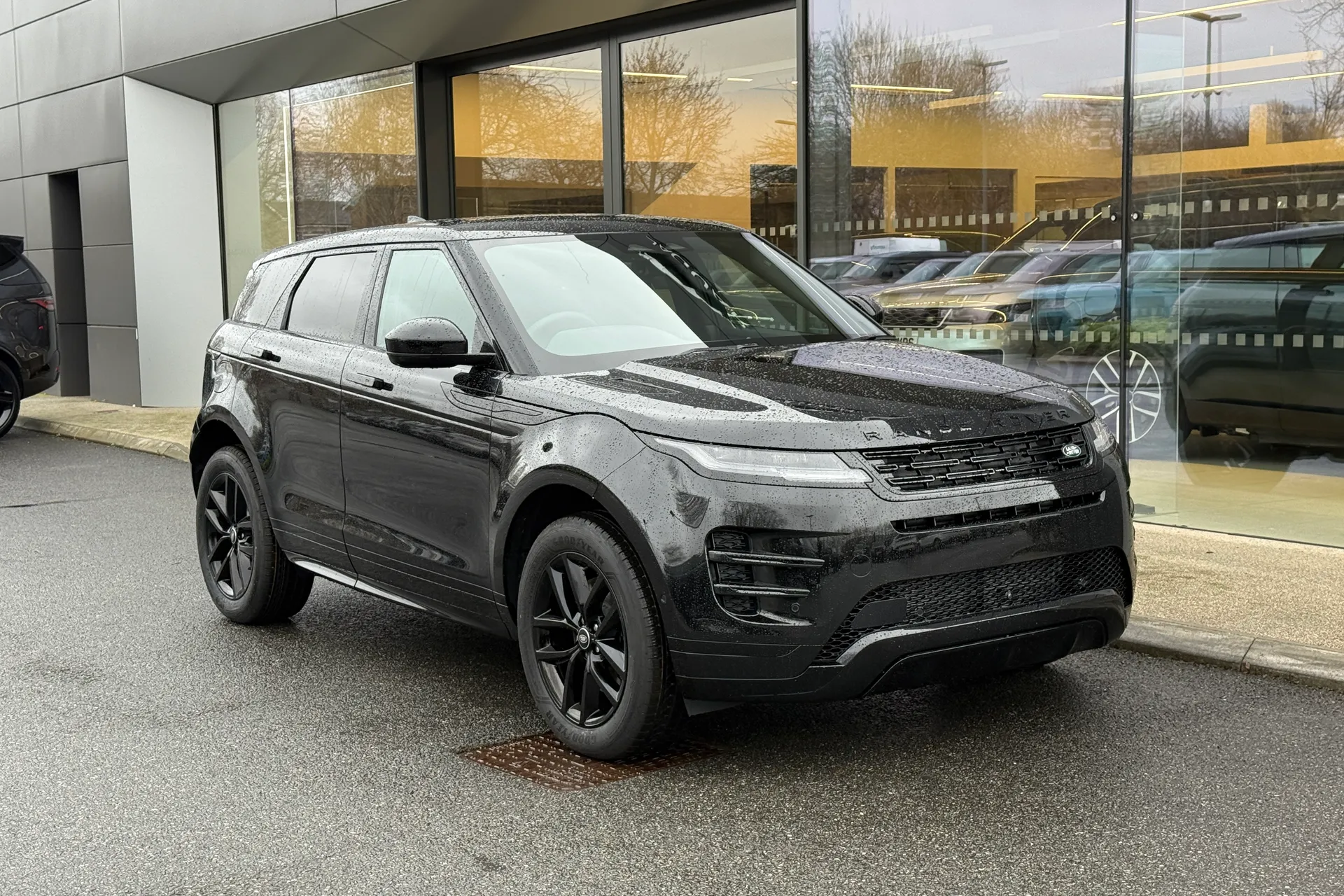 LAND ROVER RANGE ROVER EVOQUE focused image
