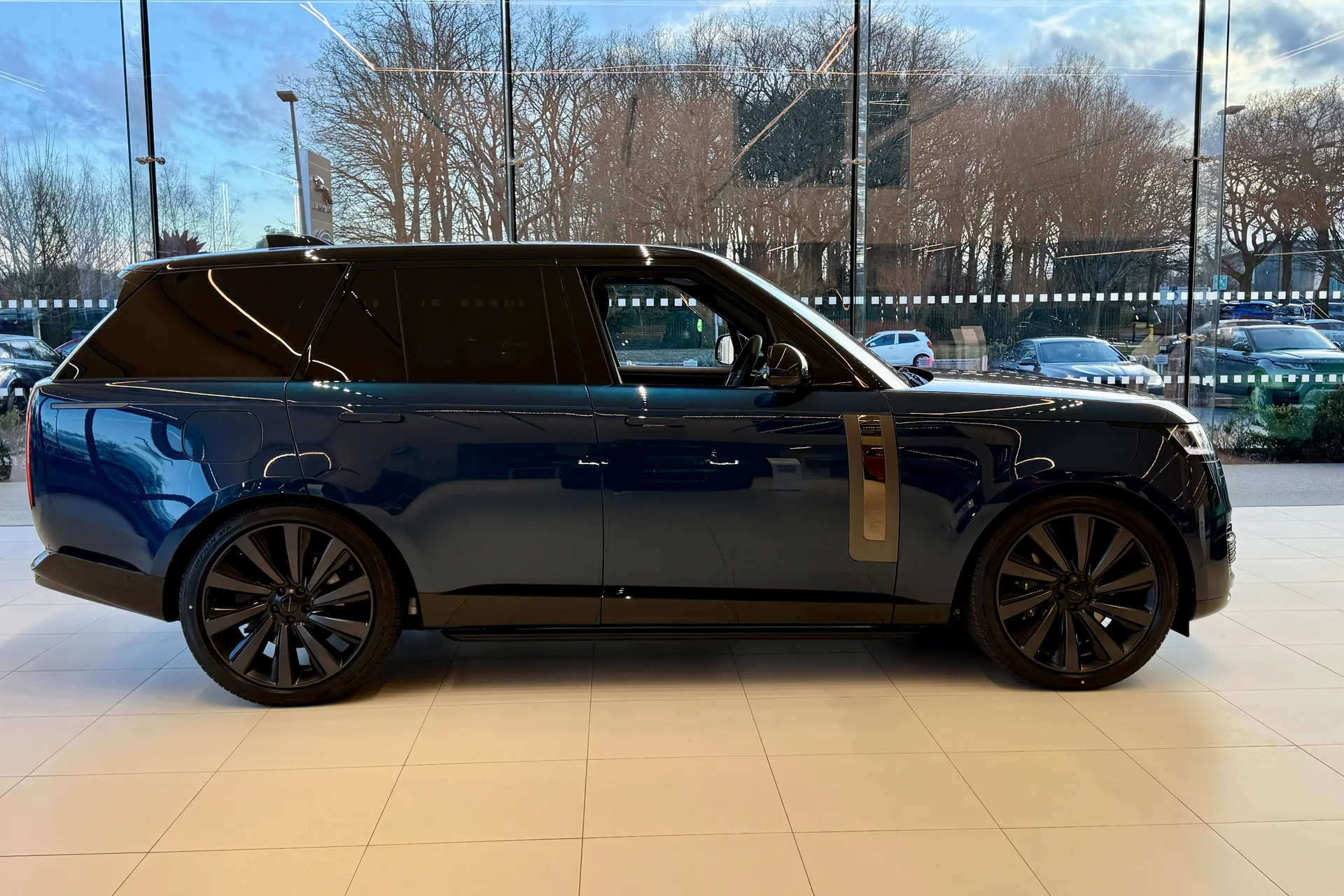 LAND ROVER RANGE ROVER thumbnail image number 2