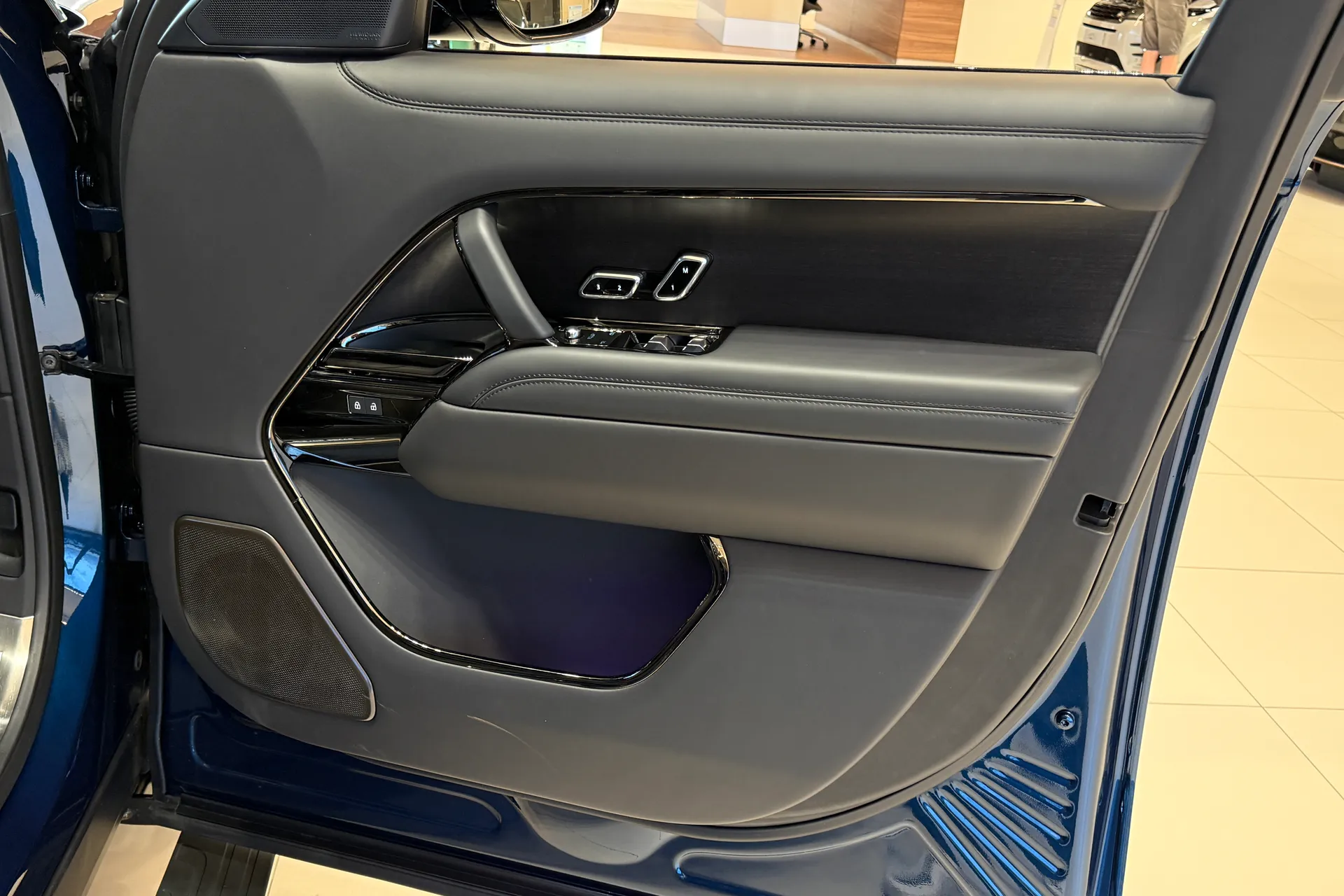 LAND ROVER RANGE ROVER thumbnail image number 45