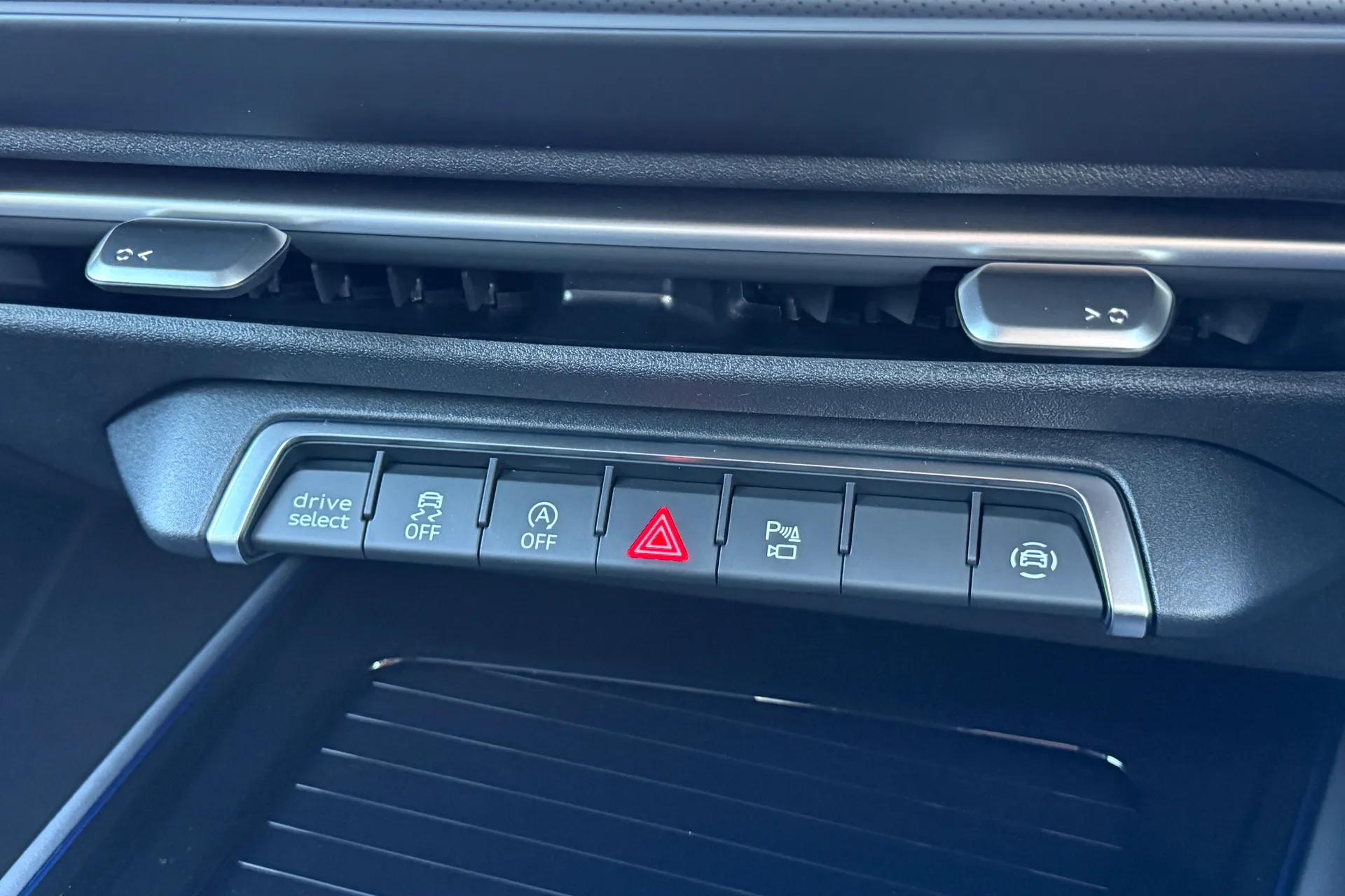 Audi Q3 thumbnail image number 18