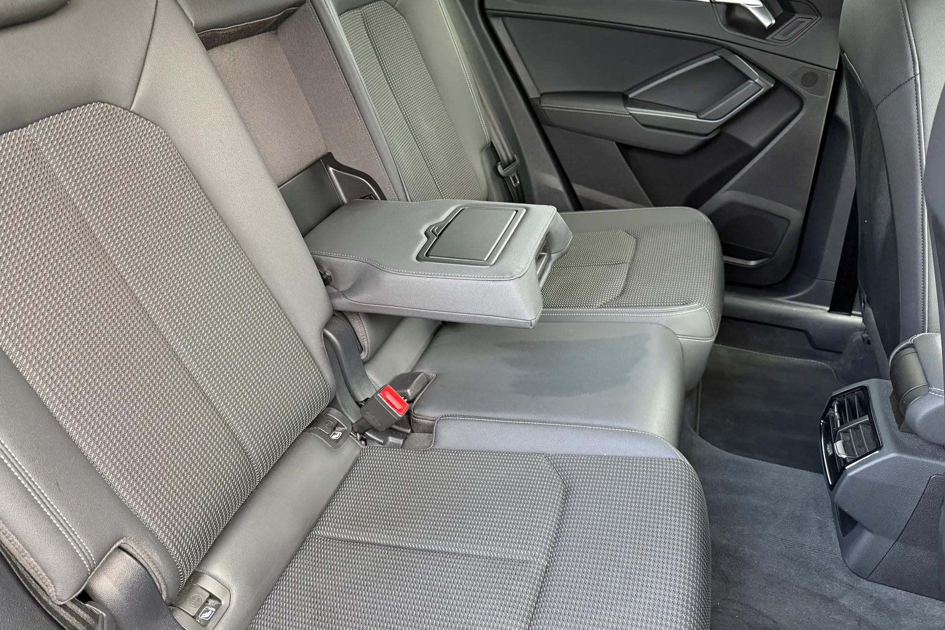 Audi Q3 thumbnail image number 26