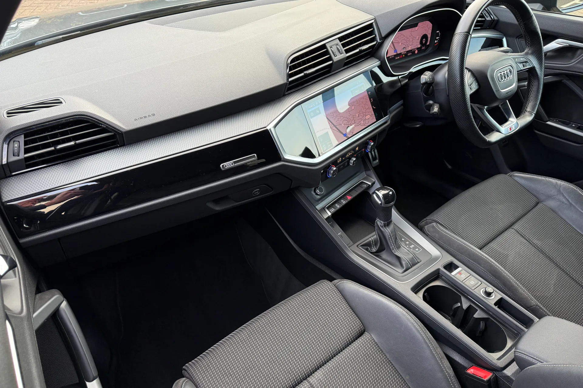 Audi Q3 thumbnail image number 17