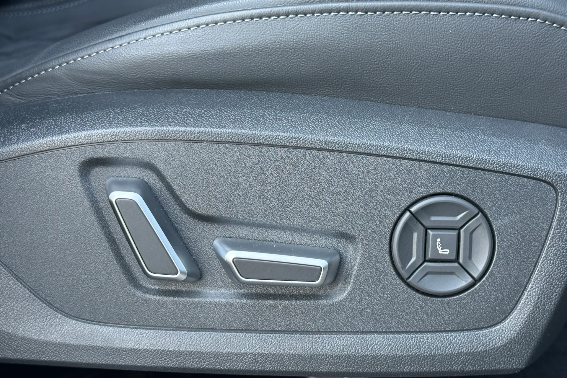 Audi Q6 thumbnail image number 28