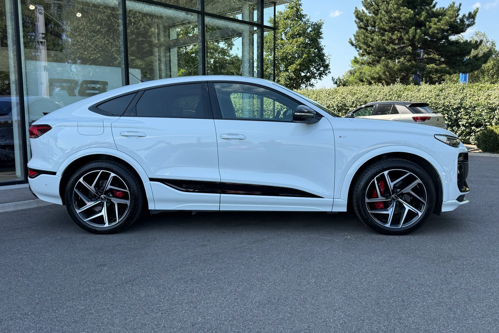 Audi Q6 thumbnail image number 2