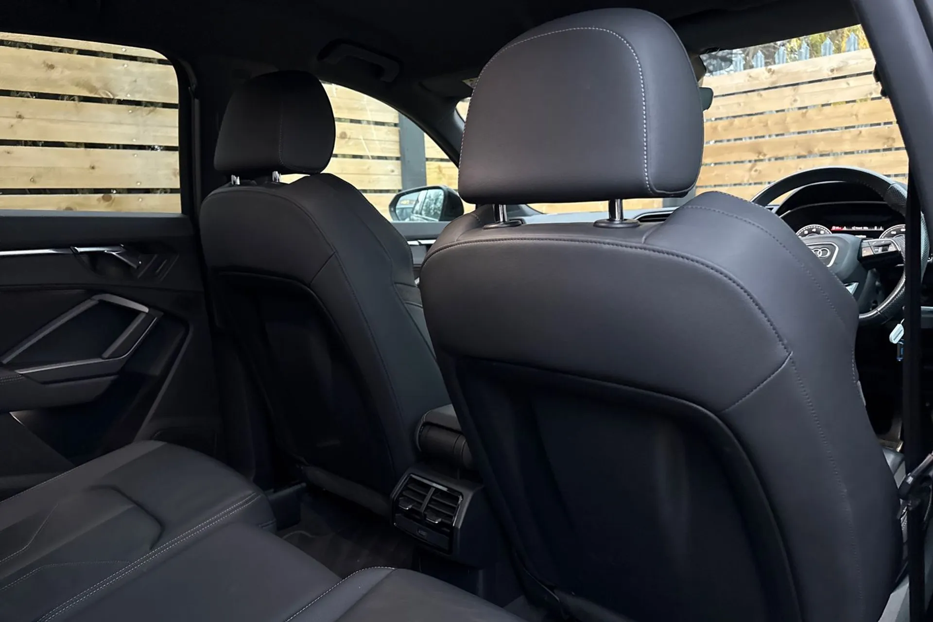 Audi Q3 thumbnail image number 25