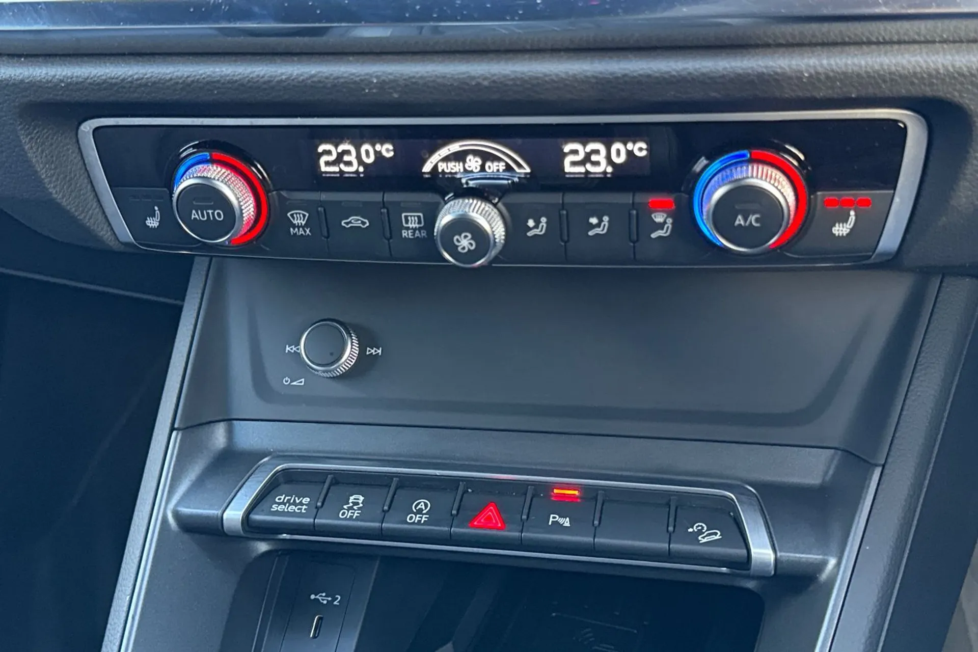 Audi Q3 thumbnail image number 40