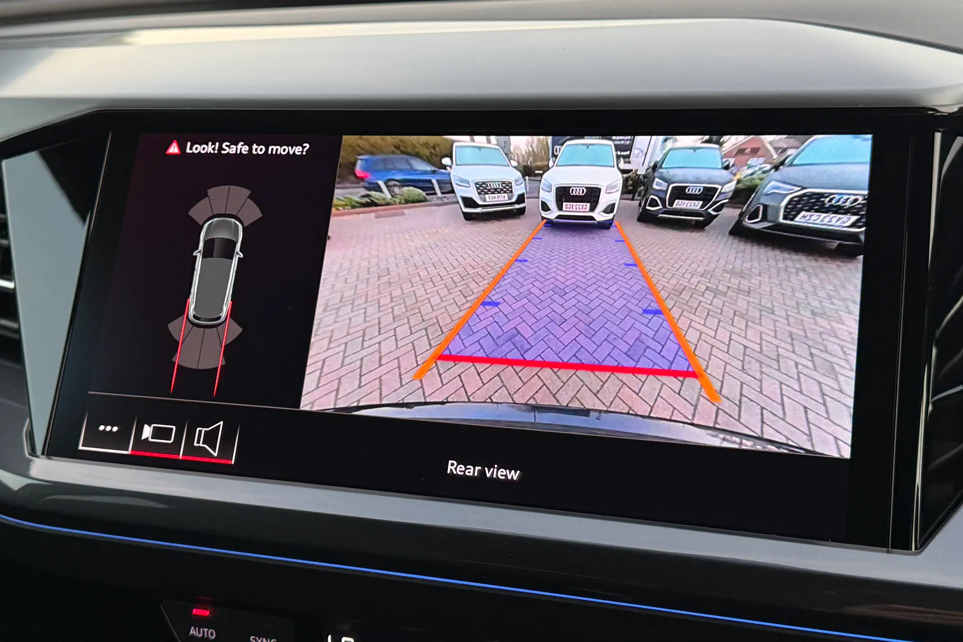 Audi Q4 thumbnail image number 4