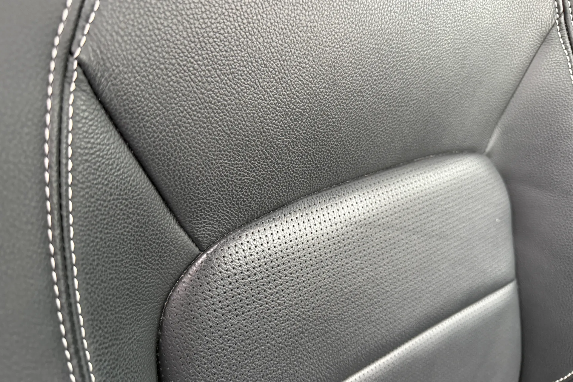 Jaguar E-PACE thumbnail image number 33