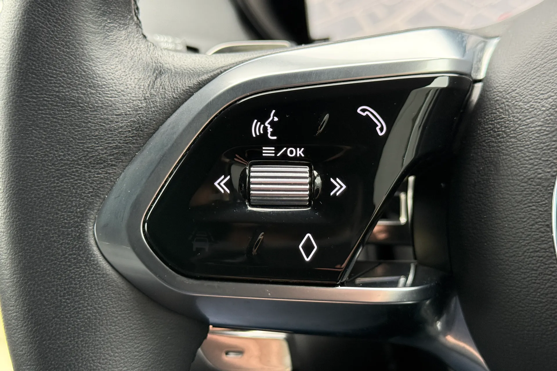 Jaguar E-PACE thumbnail image number 25