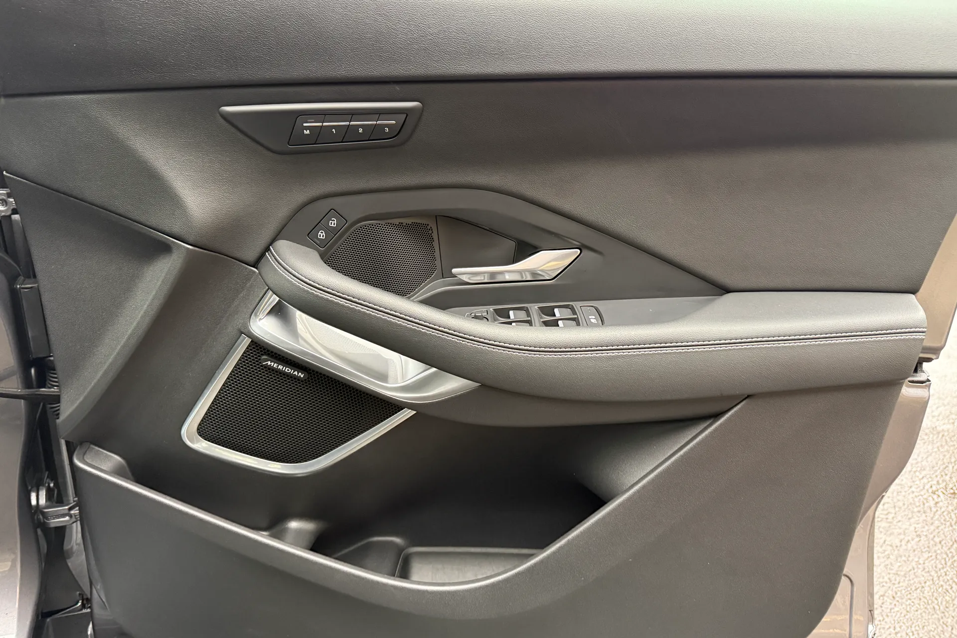 Jaguar E-PACE thumbnail image number 48