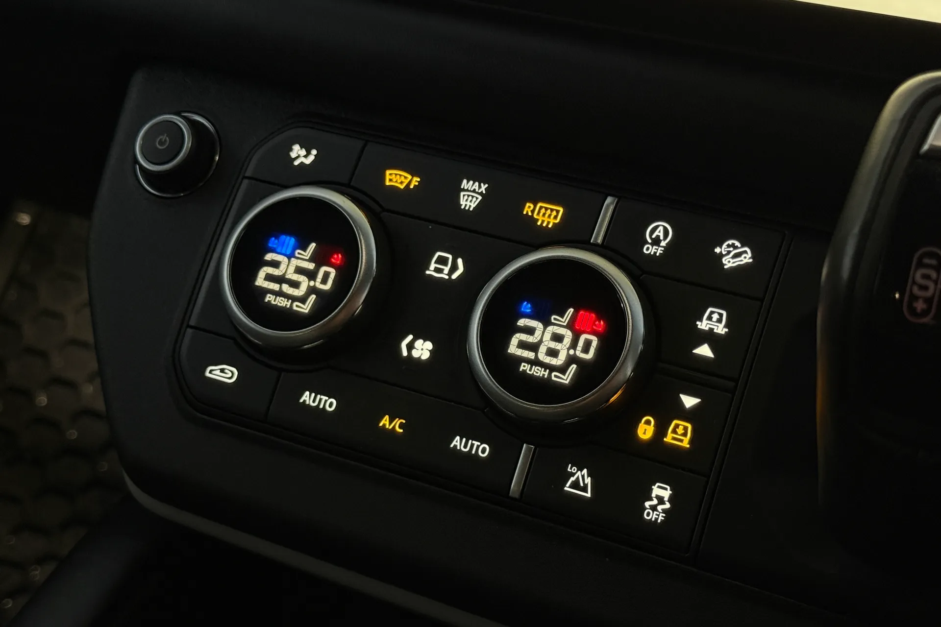 LAND ROVER DEFENDER thumbnail image number 30