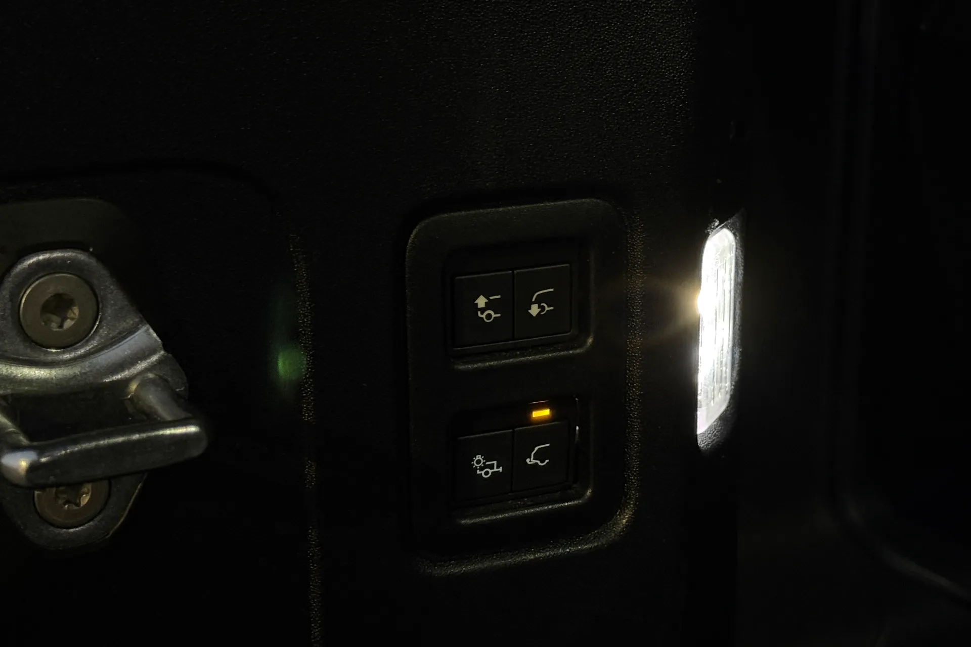 LAND ROVER DEFENDER thumbnail image number 38