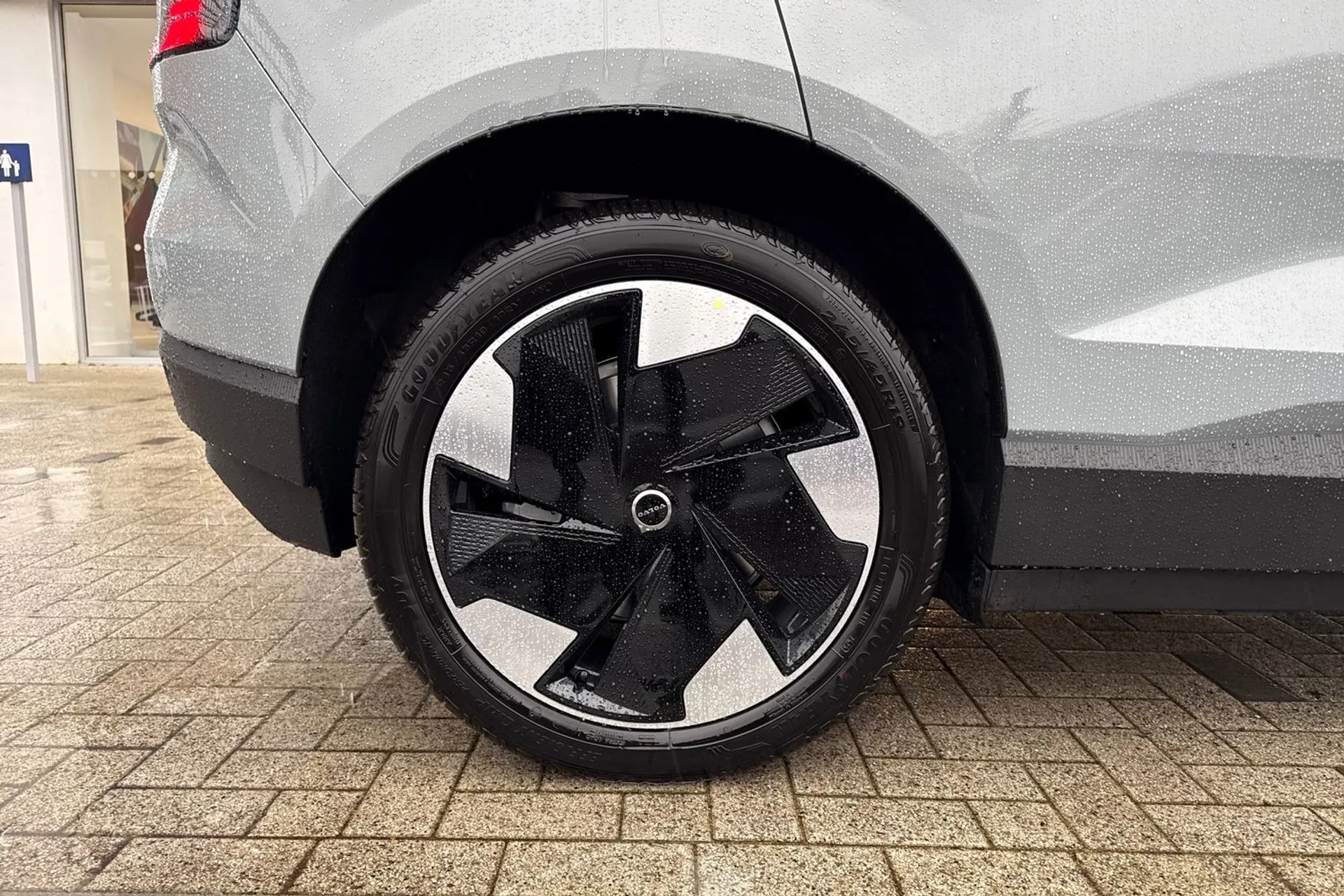 Volvo EX30 thumbnail image number 14