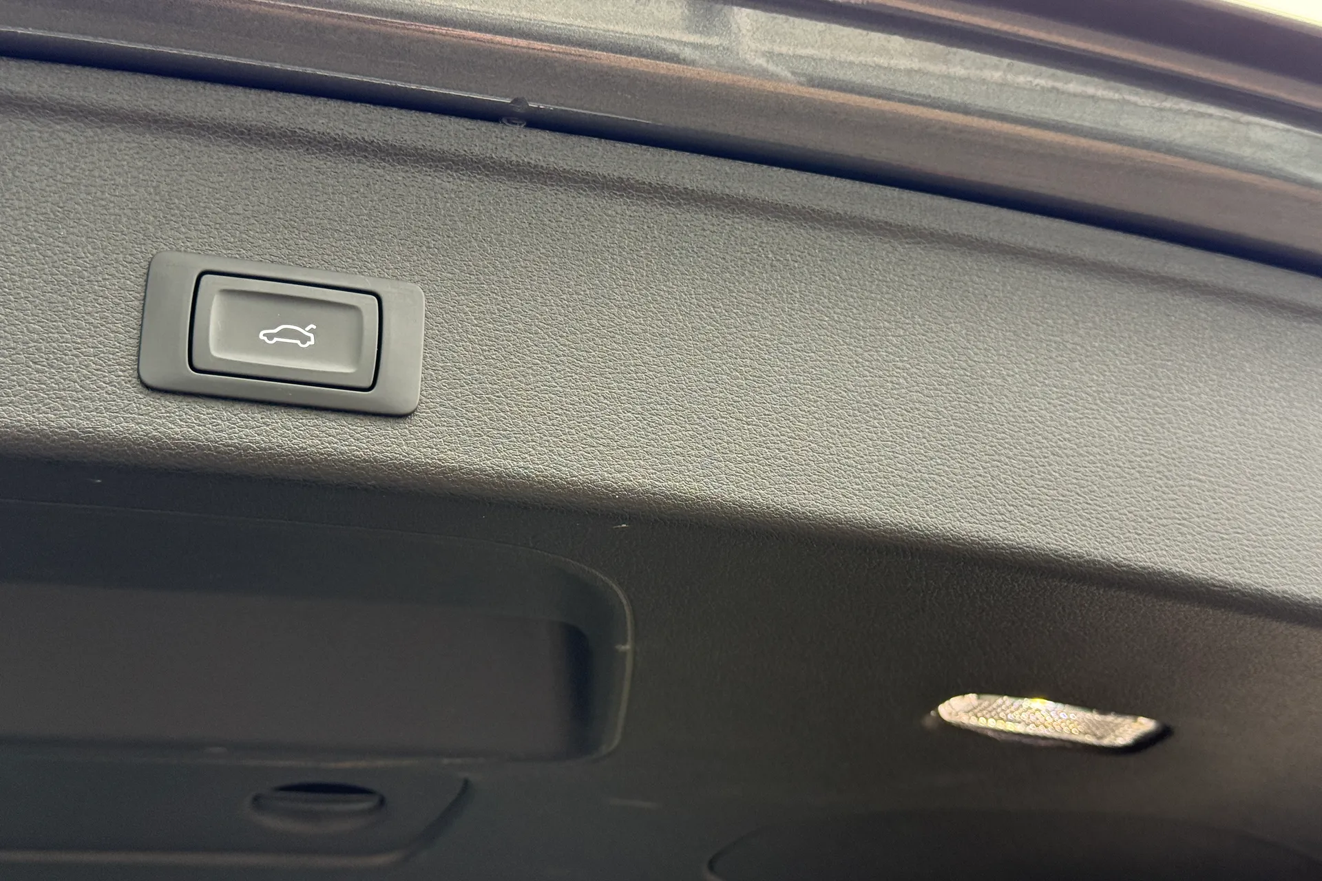 Audi A4 thumbnail image number 36