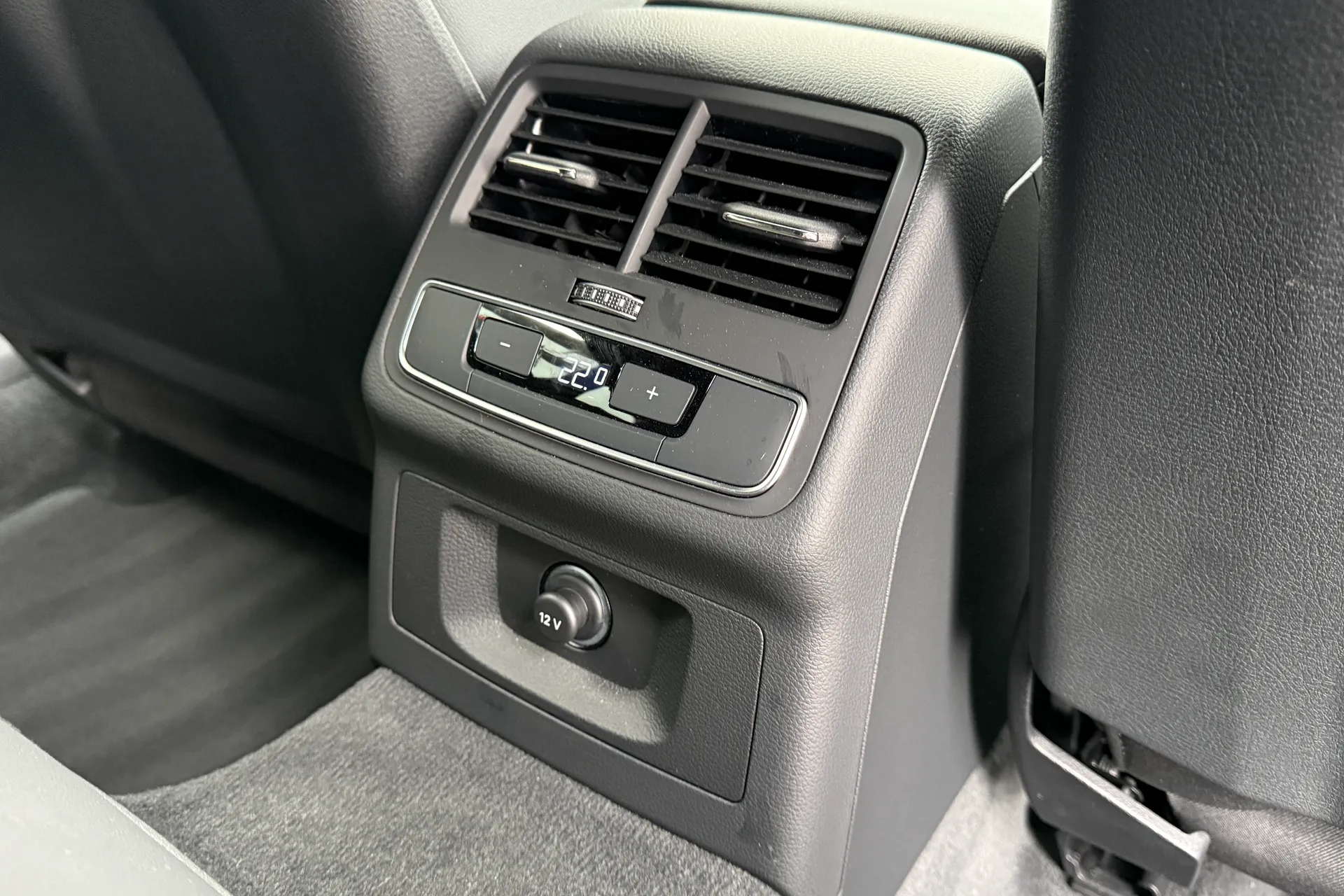 Audi A4 thumbnail image number 29