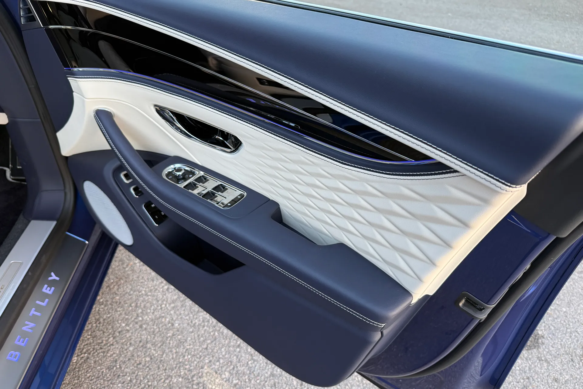 Bentley FLYING SPUR thumbnail image number 19