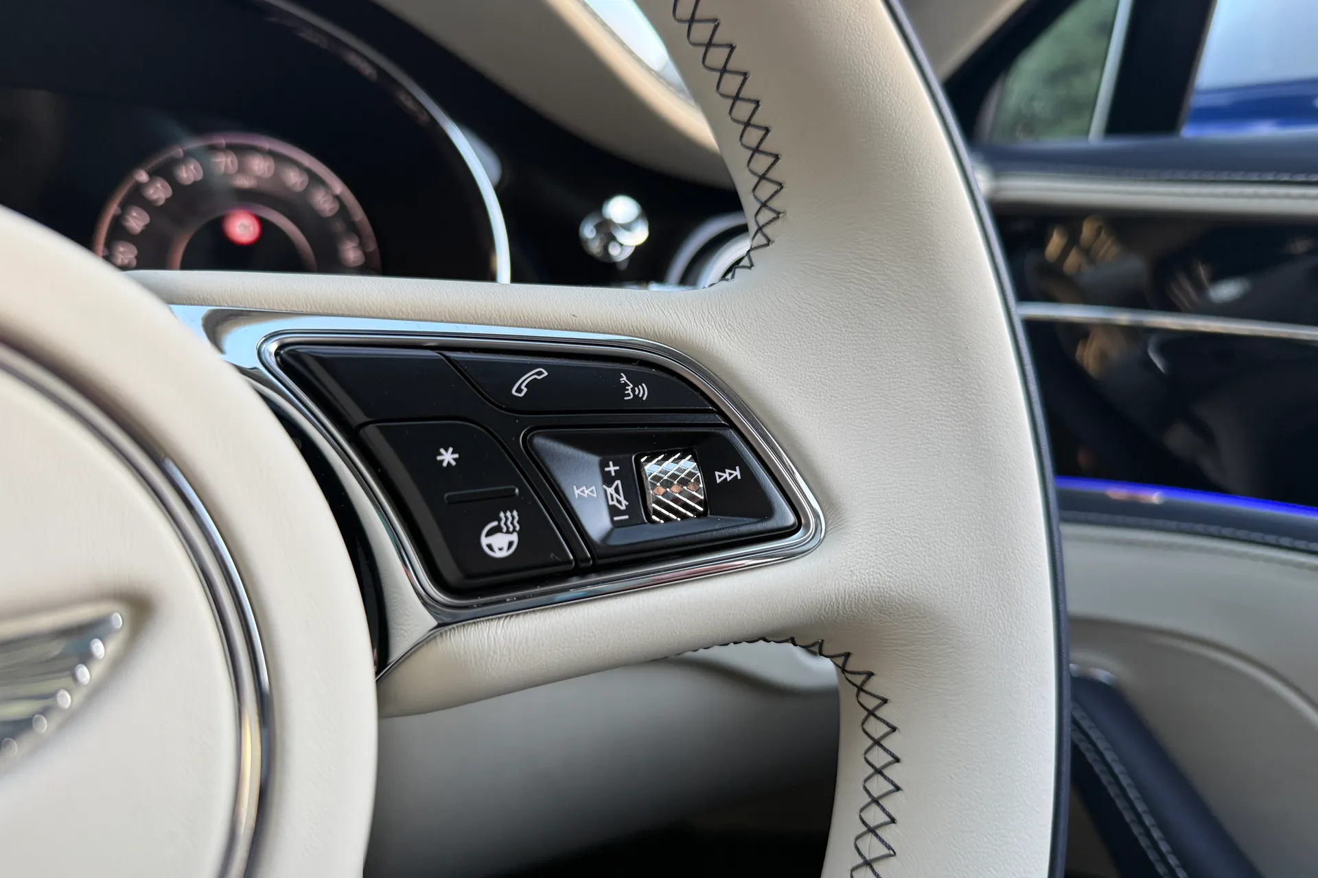 Bentley FLYING SPUR thumbnail image number 49