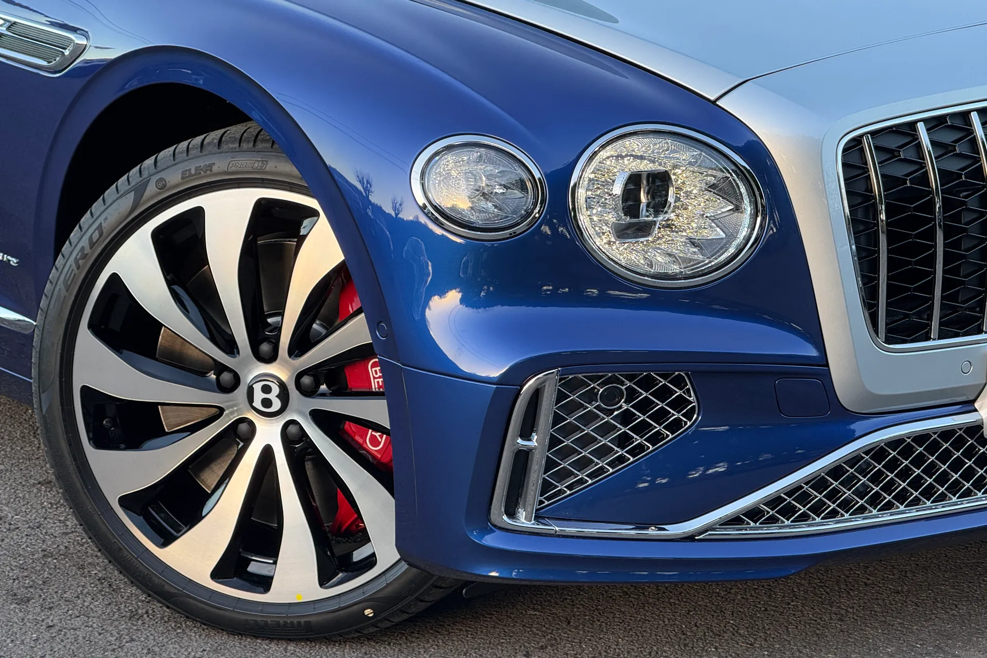 Bentley FLYING SPUR thumbnail image number 2