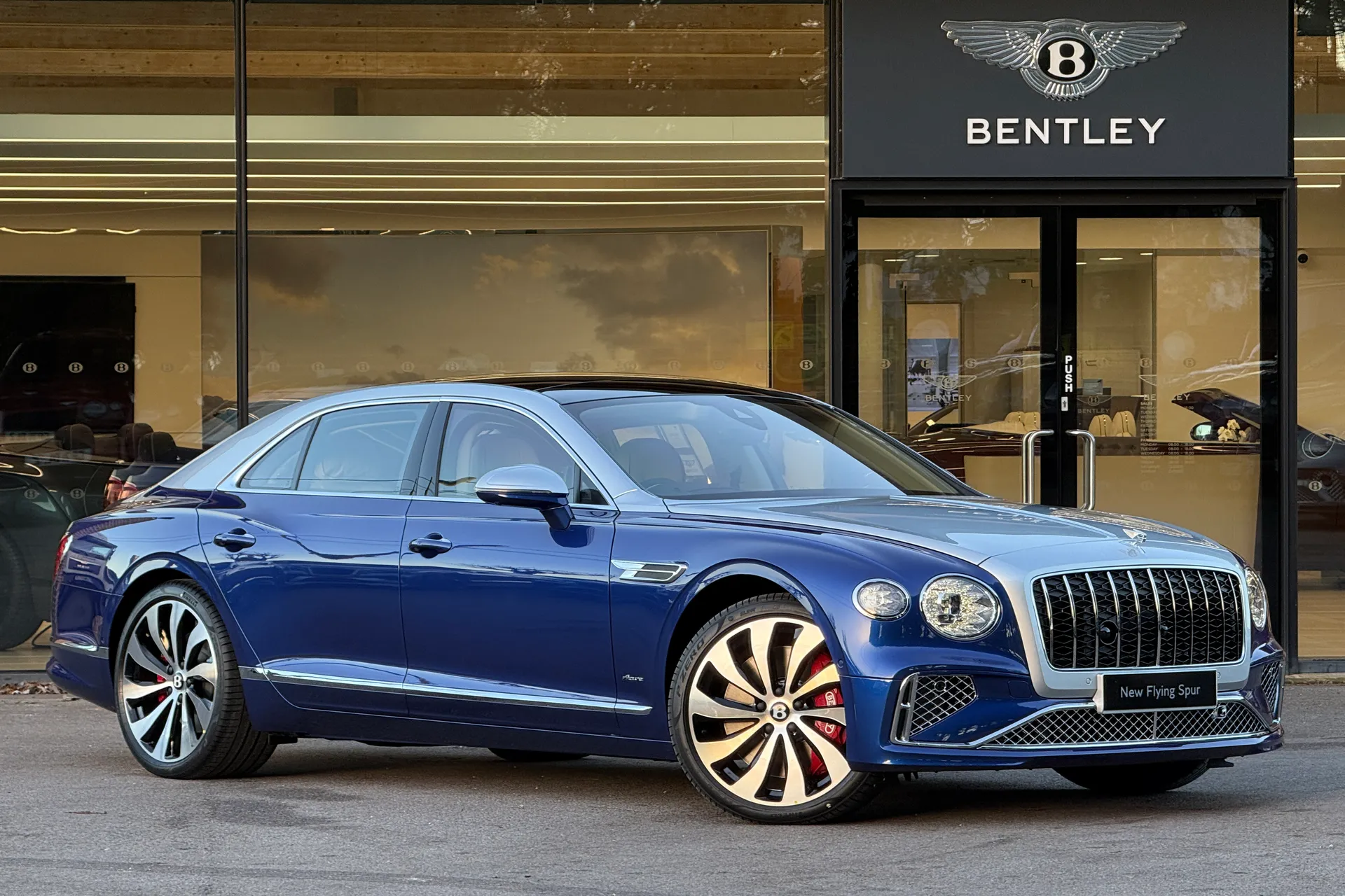 Bentley FLYING SPUR focused image