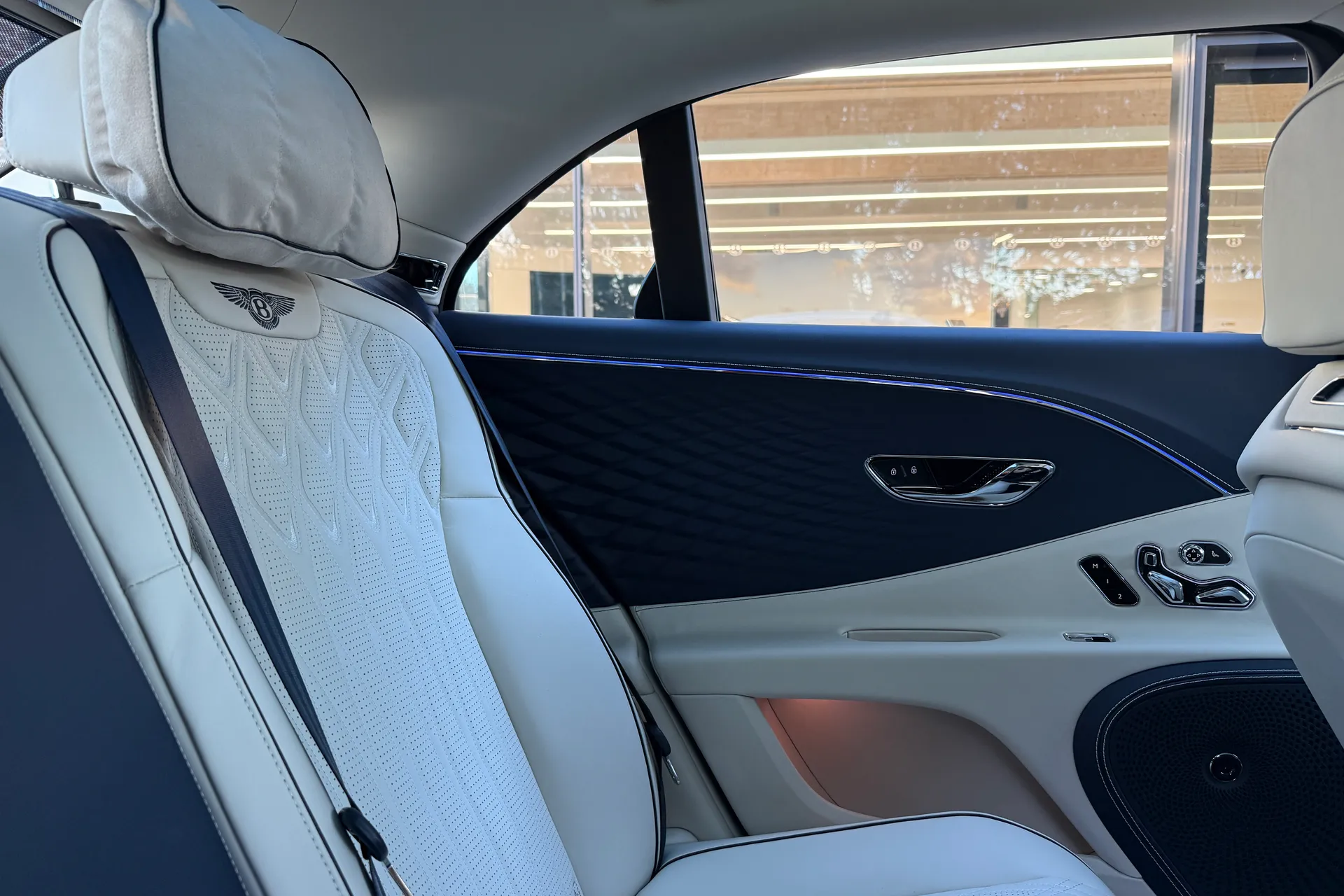 Bentley FLYING SPUR thumbnail image number 31