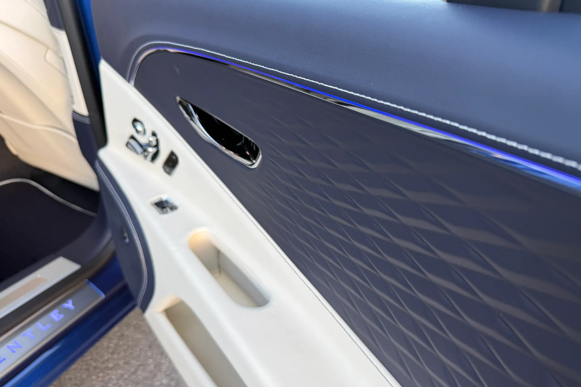 Bentley FLYING SPUR thumbnail image number 23