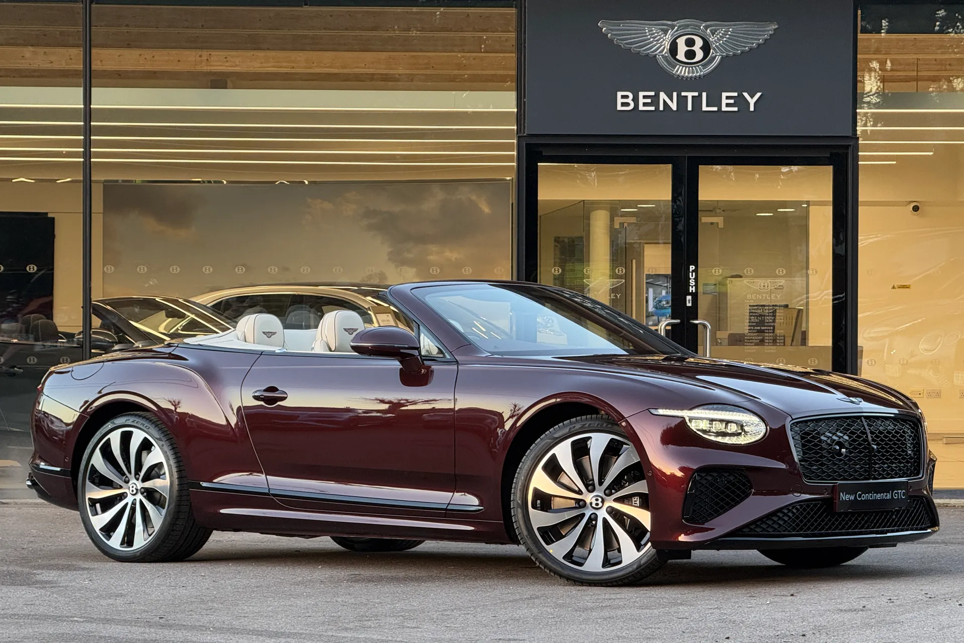 Bentley CONTINENTAL GTC focused image